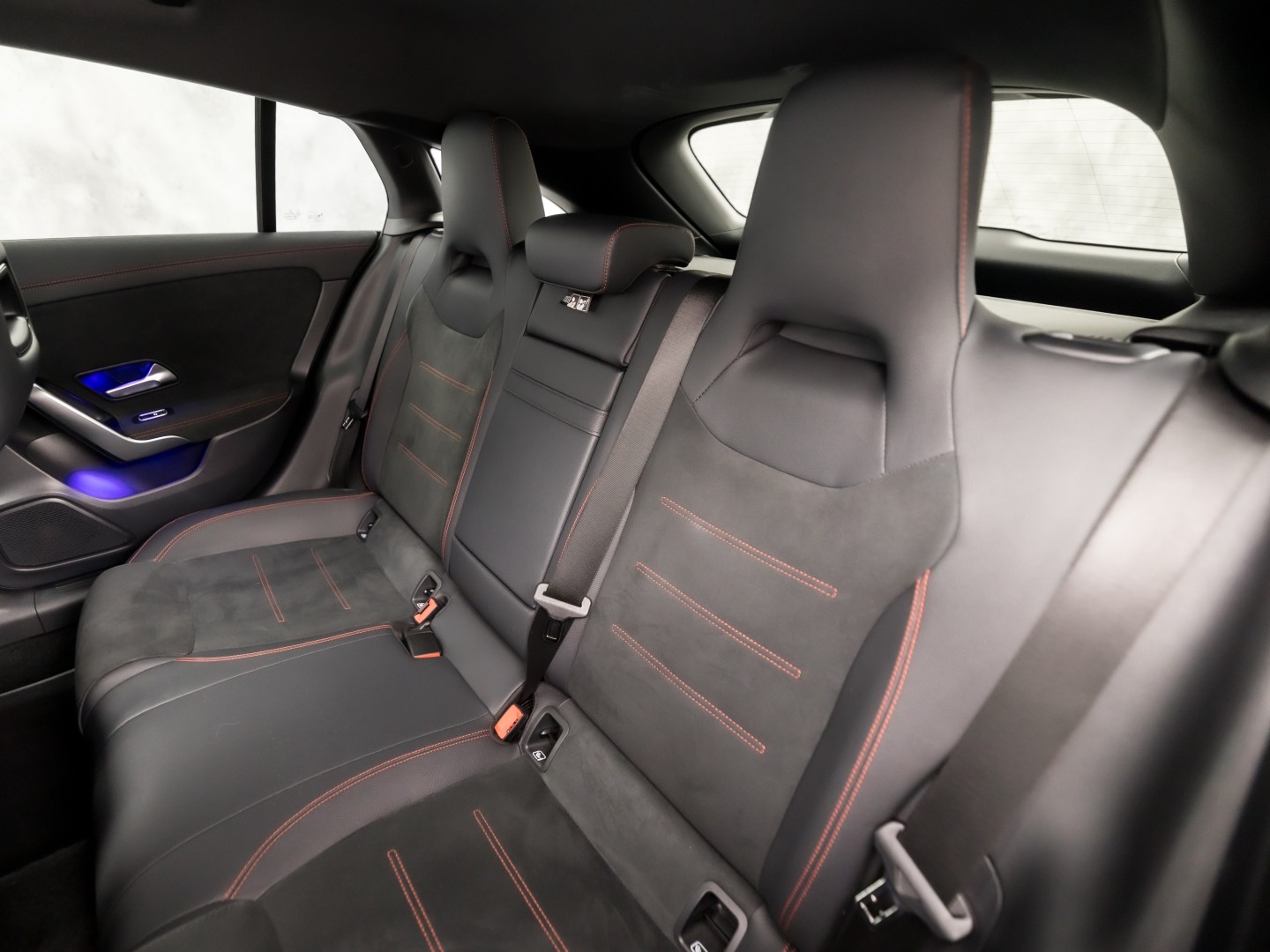 Mercedes-Benz CLA-Klasse 180 AMG Sport Automaat (GROOT NAVI, LOGISCH NAP, CAMERA, LEDER, SPORTSTOELEN, GETINT GLAS, STOELVERWARMING, ELEK ACHTERKLEP, NIEUWSTAAT)