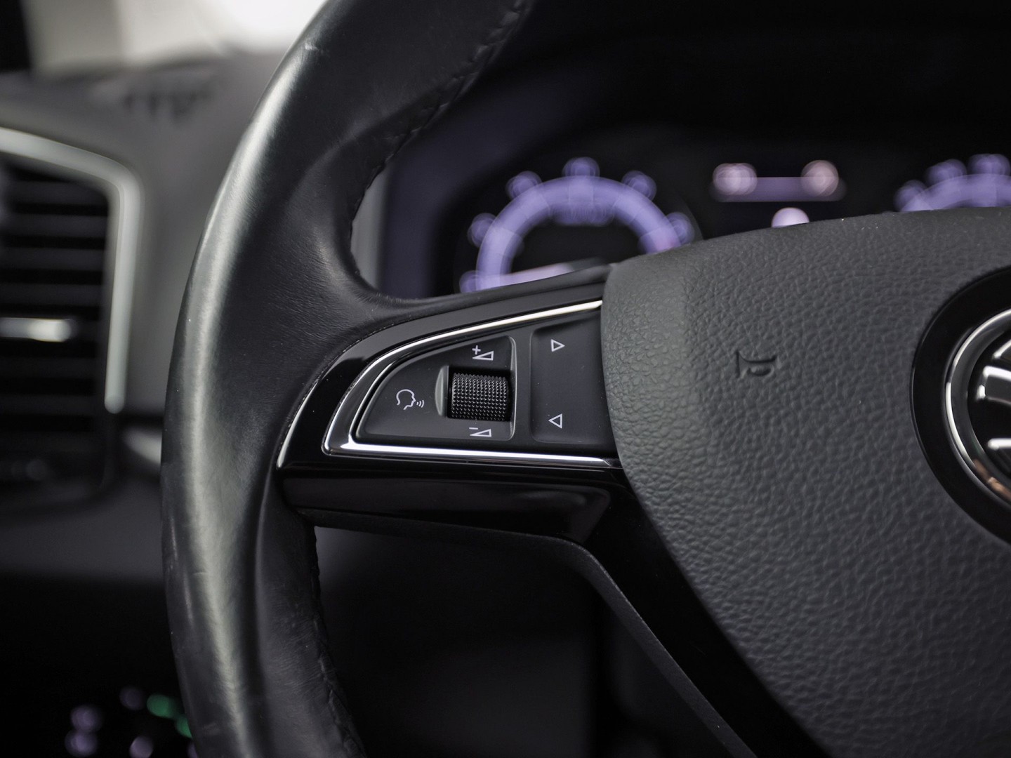 Škoda Karoq 1.5 TSI ACT Sport 150Pk (APPLE CARPLAY, CLIMATE, STOELVERWARMING, GETINT GLAS, SPORTSTOELEN, PARKEERSENSOREN, CRUISE, NIEUWSTAAT)
