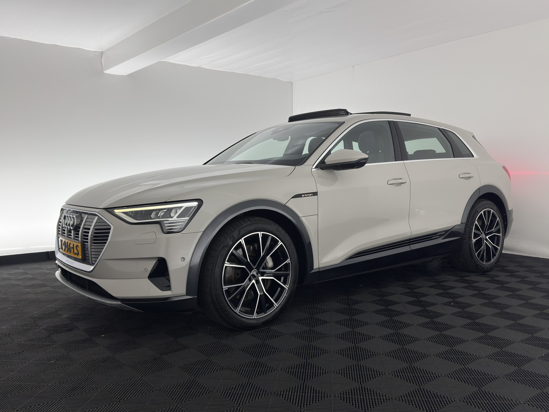 Audi e-tron 55 quattro advanced 95 kWh [ 3-Fase ] (INCL-BTW) *PANO | LUXURY-LEATHER | ADAPTIVE-CRUISE | FULL-LED | DIGI-COCKPIT | KEYLESS | MEMORY-PACK | AIR-SUSPENSION | CAMERA | AMBIENT-LIGHT |  NAVI-FULLMAP | SHIFT-PADDLES | DAB+ | COMFOR