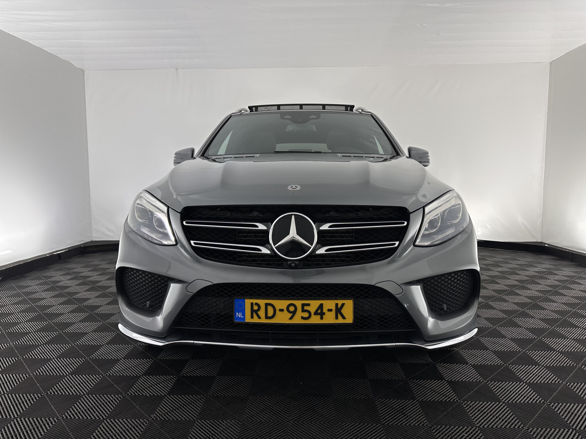Mercedes-Benz GLE-klasse 350 d 4MATIC AMG Sport Edition (INCL-BTW) *PANO | DISTRONIC-PLUS | LEATHER | FULL-LED | BLINDSPOT | HARMAN/KARDON | TOPVIEW | MEMORY-PACK | AIRSUSPENSION | HEATED-COMFORTSEATS | NAVI-FULLMAP | PRIVACYGLASS | 21"ALU*