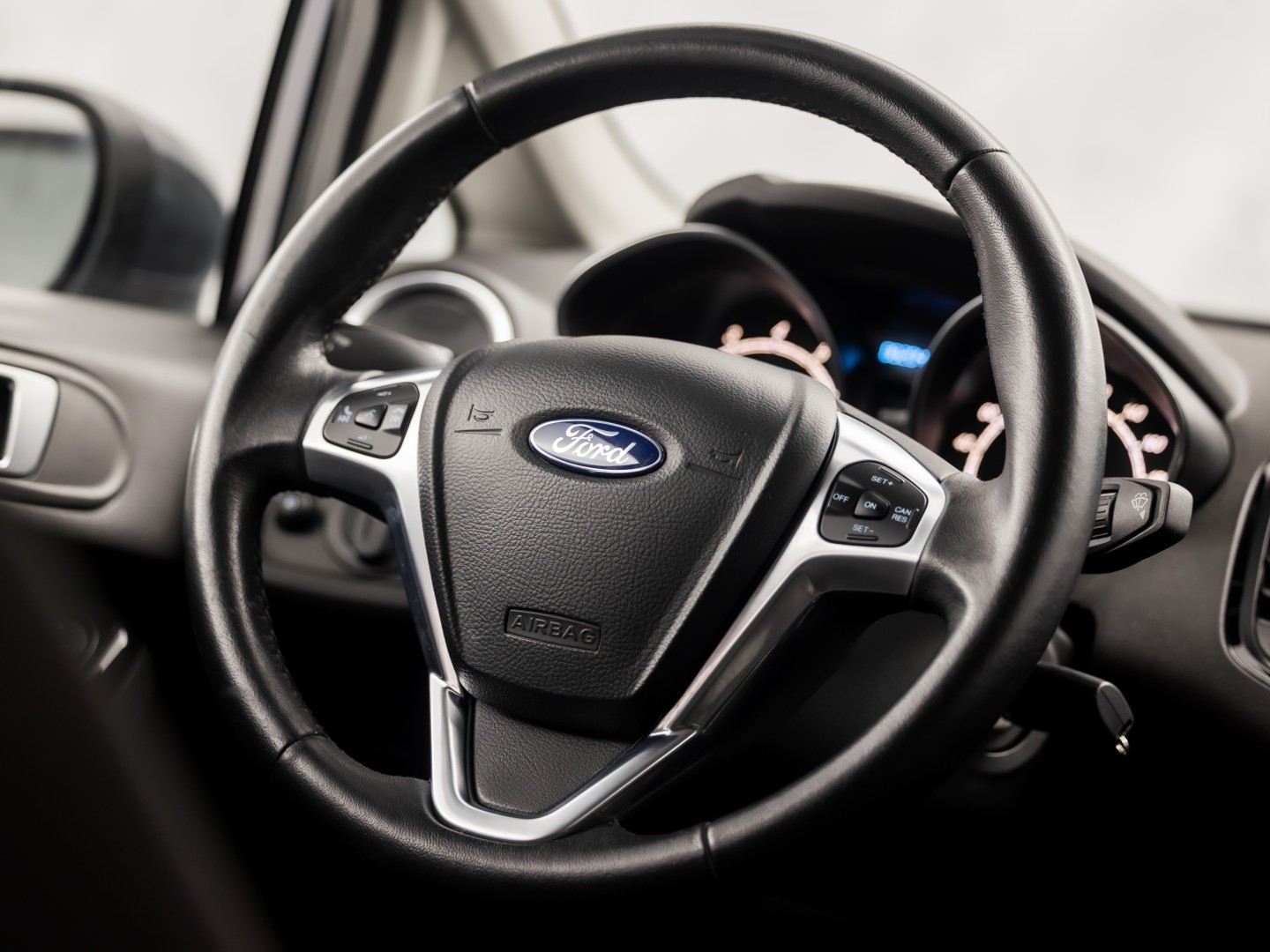 Ford Fiesta 1.0 EcoBoost Titanium Sport 101Pk (NAVIGATIE, 1e EIGENAAR, CLIMATE, STOELVERWARMING, SPORTSTOELEN, GETINT GLAS, CRUISE, PARKEERSENSOREN, TREKHAAK, LM VELGEN, NIEUWSTAAT)