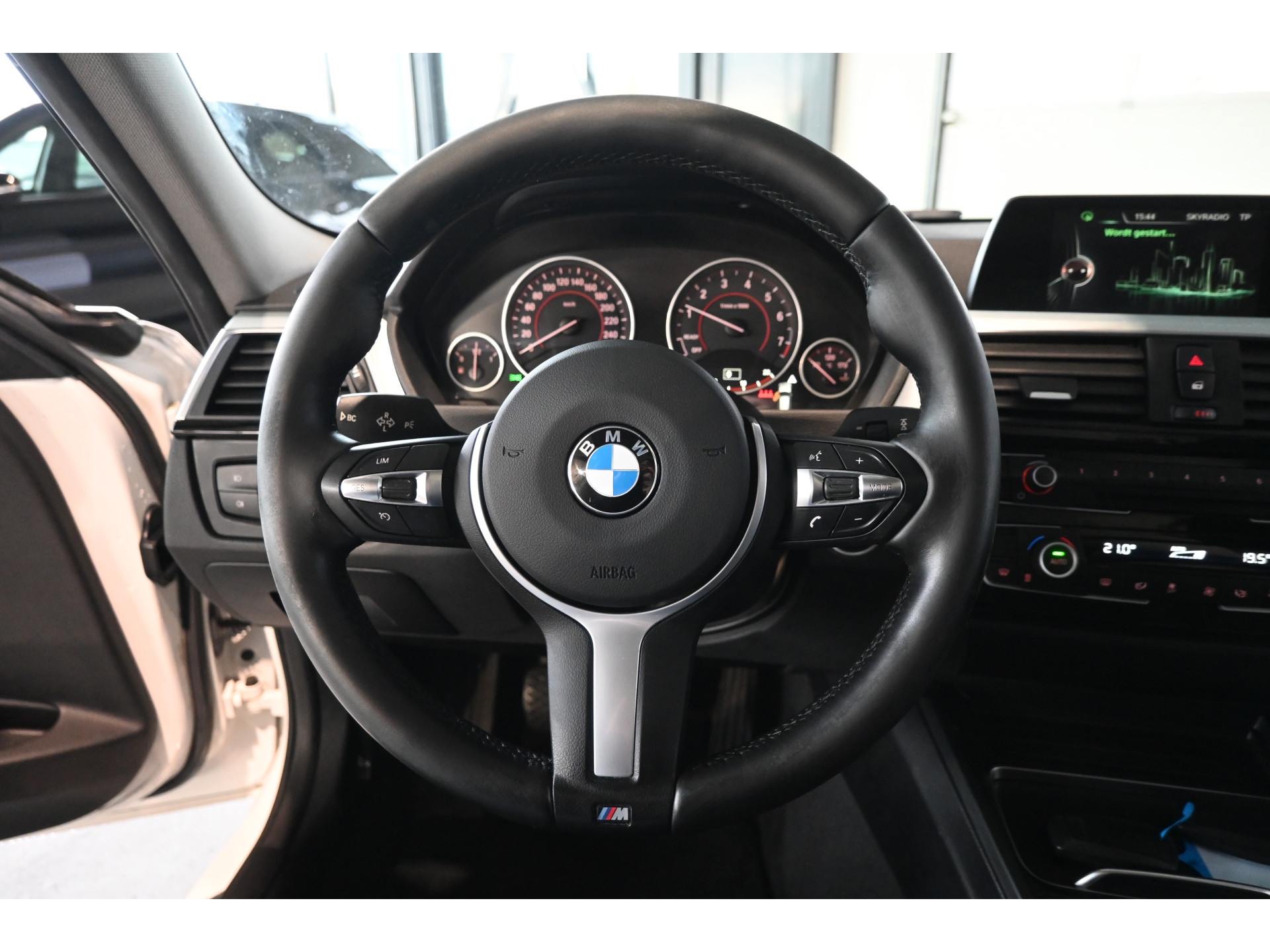 BMW 3-serie Touring 318i Luxury Clima Navigatie LED Panoramadak 18'Inch Goed Onderhouden! Inruil Mogelijk!