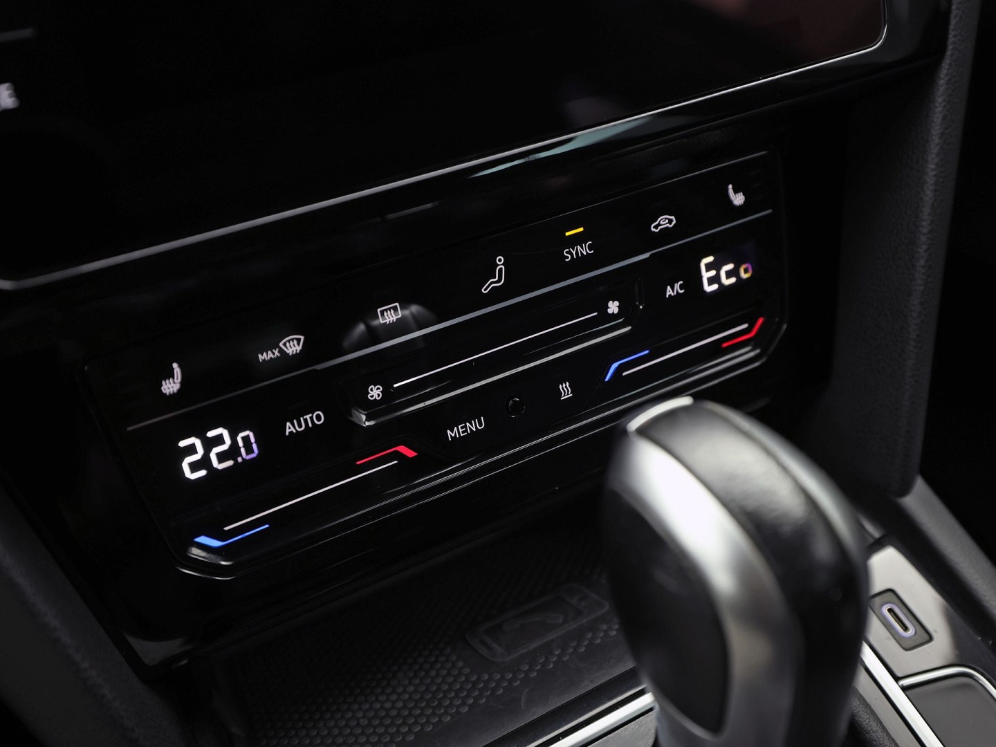 Volkswagen Passat Variant 1.4 TSI PHEV GTE 218Pk Automaat (APPLE CARPLAY, SOH 88,9%, GROOT NAVI, CAMERA, TREKHAAK, KEYLESS, SPORTSTOELEN, STOELVERWARMING, GETINT GLAS, NIEUWSTAAT)