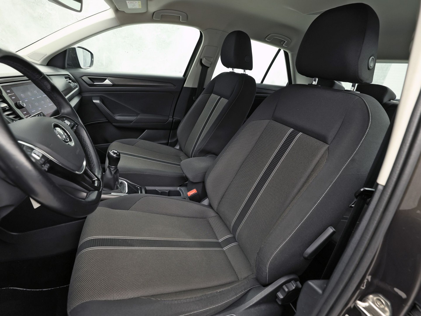 Volkswagen T-Roc 1.5 TSI Sport 150Pk (APPLE CARPLAY, GROOT NAVI, STUUR/STOELVERWARMING, CAMERA, SPORTSTOELEN, ADAPTIVE CRUISE, CLIMATE, NIEUWE APK, NIEUWSTAAT)