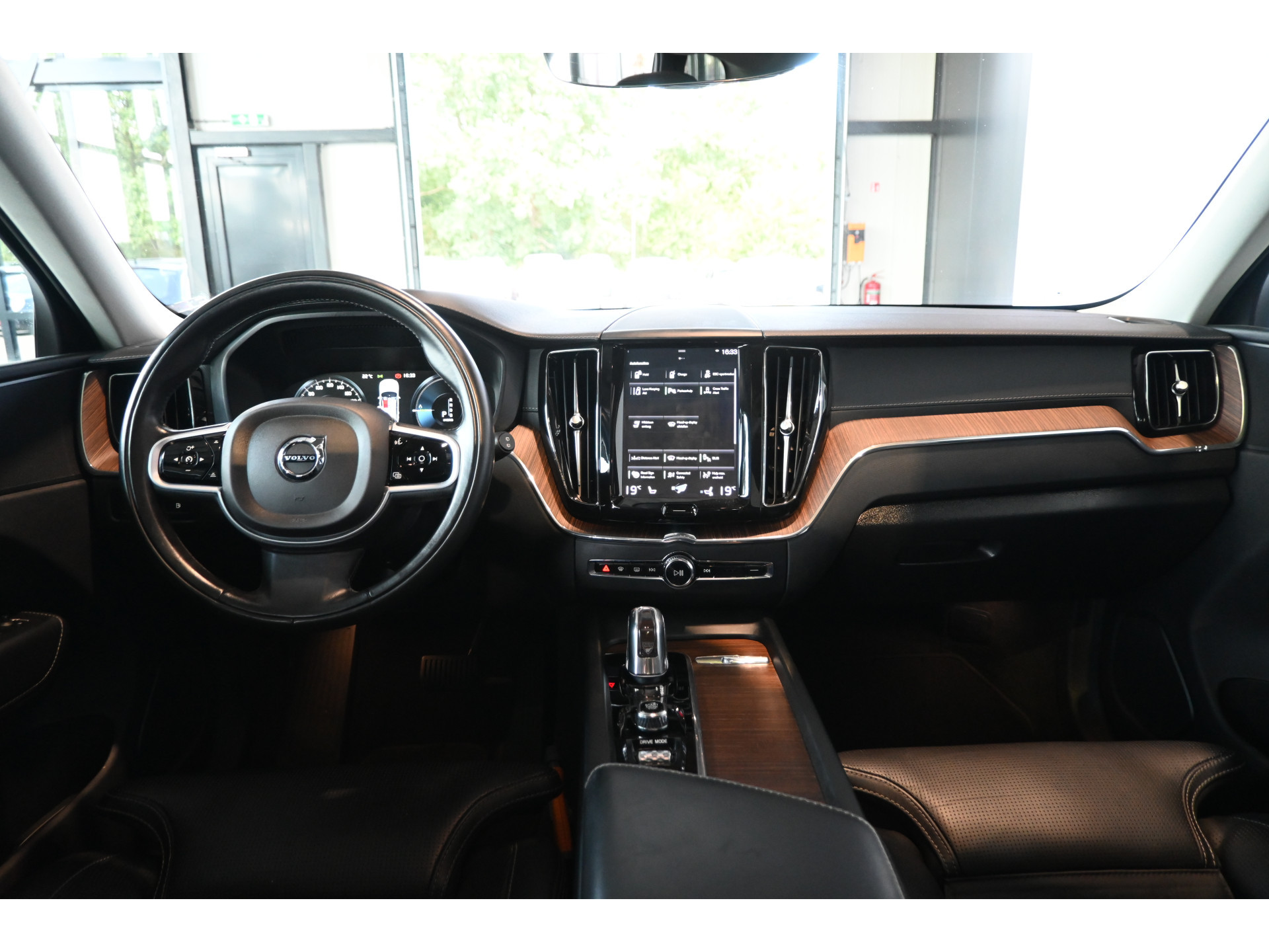 Volvo XC60 2.0 T8 Twin Engine AWD Inscription Harman/Kardon Navigatie Panoramadak Carplay Goed Onderhouden! Inruil Mogelijk!