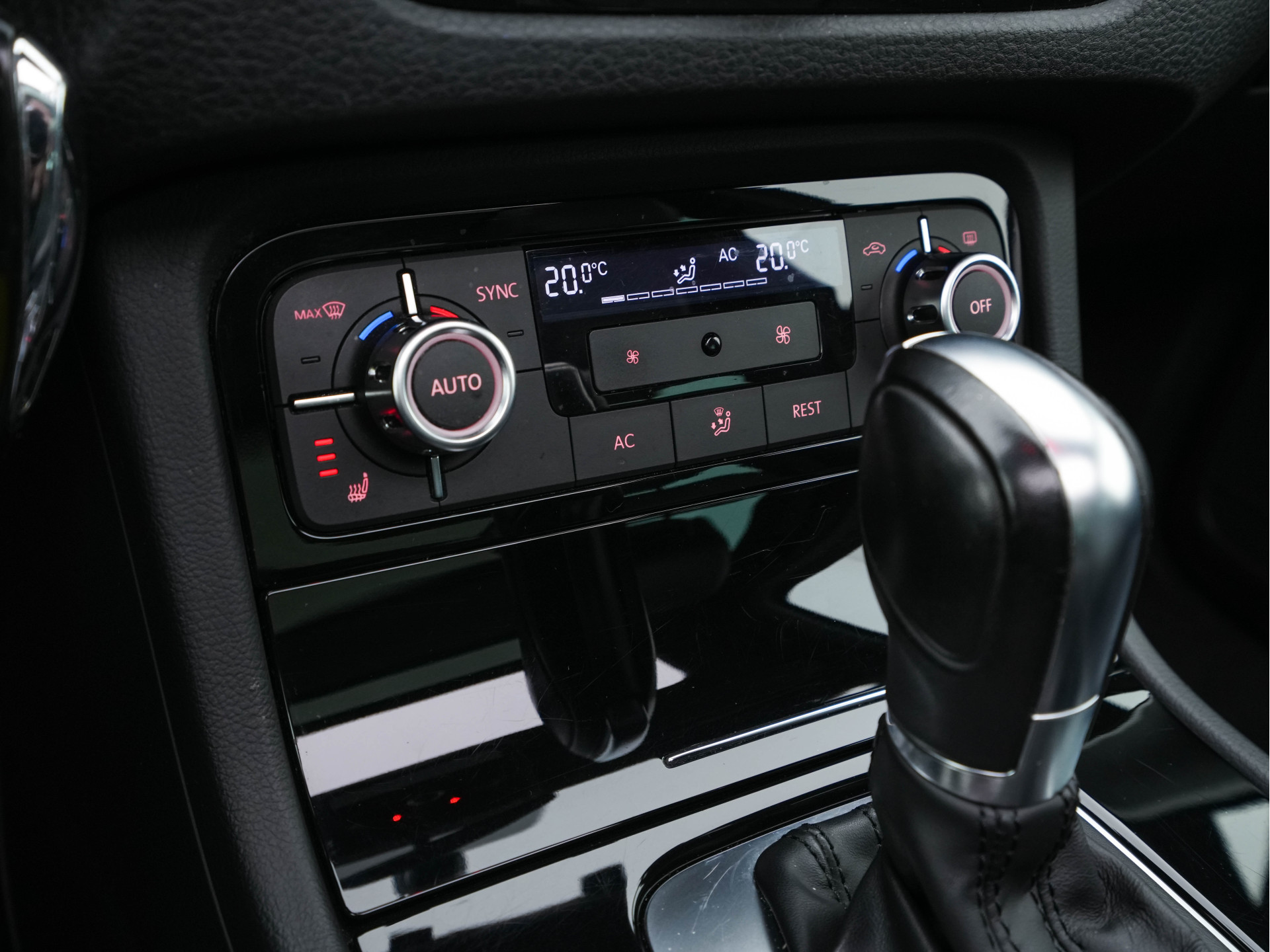 Volkswagen Touareg 3.0 TDI R-line-Pack Chrome-Pack Aut. *PANO | FULL-LEATHER | NAVI-FULLMAP | XENON | DYNAUDIO | MEMORY-PACK | ECC | SHIFT-PADDLES | PDC | DAB | COMFORT-SEATS | 21"ALU*