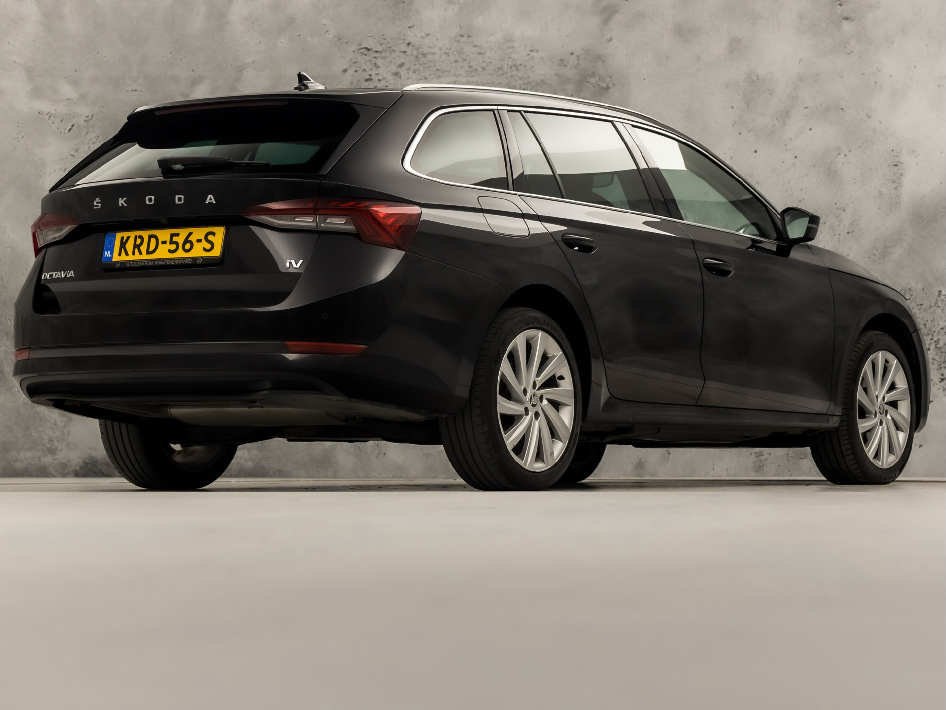 ŠKODA Octavia Combi 1.4 TSI iV PHEV Sport 218Pk Automaat (VIRTUAL COCKPIT, APPLE CARPLAY, GROOT NAVI, CAMERA, STOELVERWARMING, SPORTSTOELEN, GETINT GLAS, CRUISE, NIEUWE APK, NIEUWSTAAT)