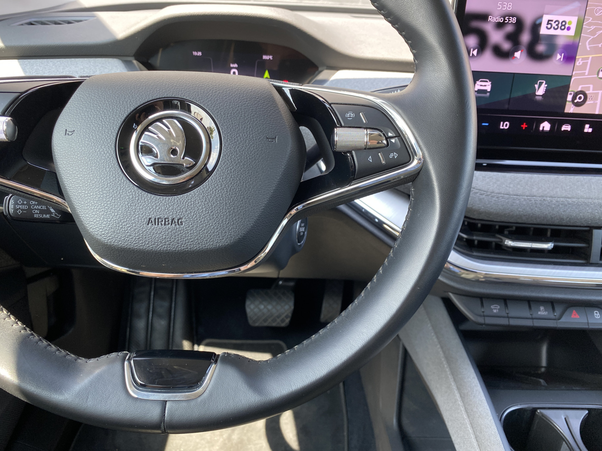 ŠKODA Enyaq iV 60 | 1e eigenaar | dealer onderhouden | navigatie | trekhaak | camera | stoelverwarming | apple carplay