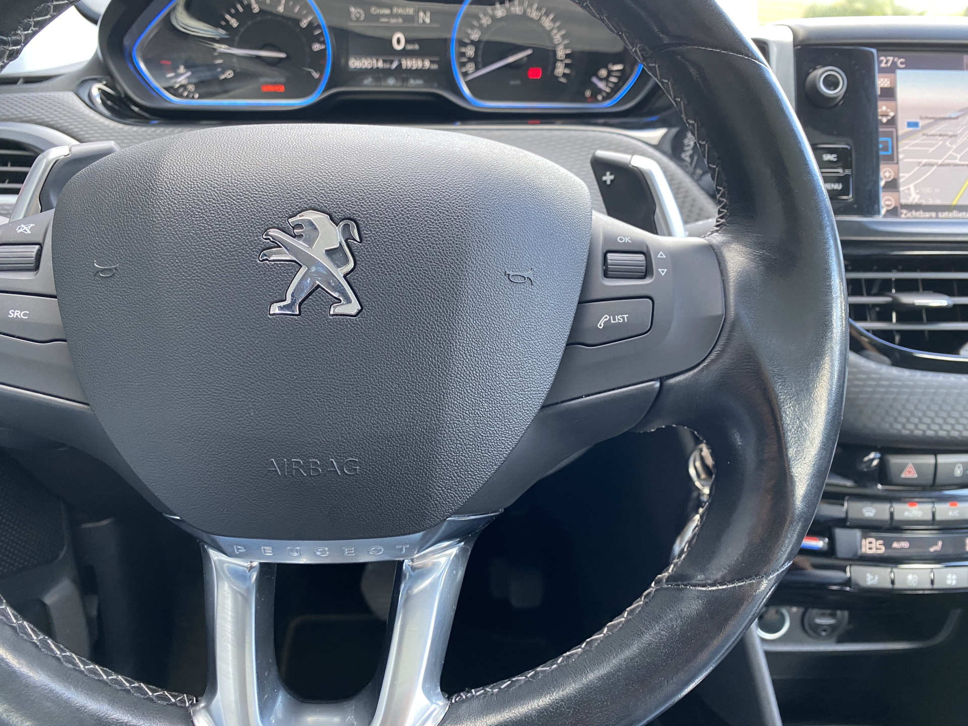 Peugeot 2008 1.2 PureTech Allure AUT. | dealer onderh. | panoramadak | trekhaak | navigatie | cruise control | all season banden