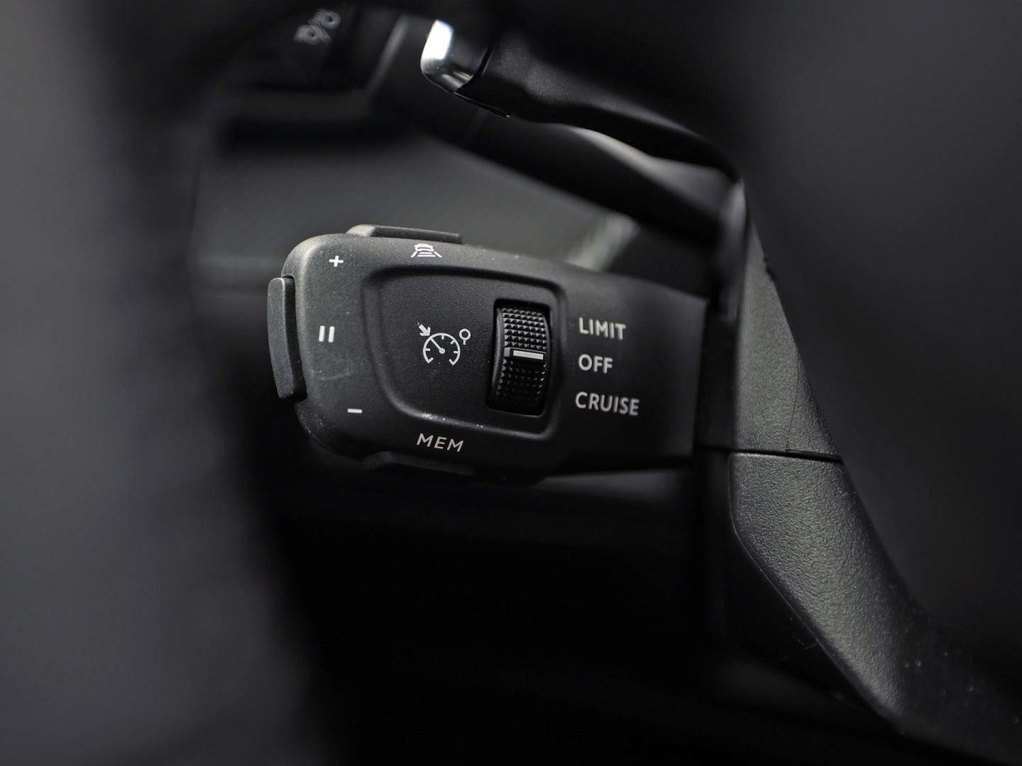 Peugeot 2008 1.2 PureTech Allure Sport Automaat VIRTUAL COCKPIT, APPLE CARPLAY, STOELVERWARMING, LEDER, SPORTSTOELEN, GETINT GLAS, ADAPTIVE CRUISE, NIEUWSTAAT)