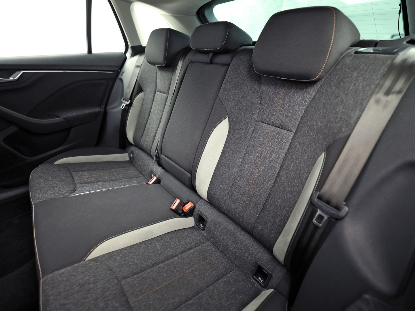 Škoda Scala 1.0 TSI Sport Automaat (VIRTUAL COCKPIT, APPLE CARPLAY, GROOT NAVI, CLIMATE, STOELVERWARMING, SPORTSTOELEN, PARKEERSENSOREN, LED KOPLAMPEN, NIEUWSTAAT)