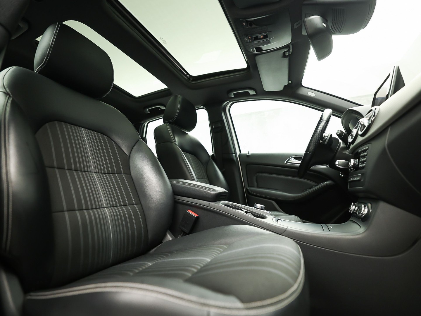Mercedes-Benz B-Klasse 180 Sport Automaat (PANORAMADAK, GROOT NAVI, CLIMATE, SPORTSTOELEN, LEDER, XENON, CRUISE, NIEUWE APK, NIEUWSTAAT)
