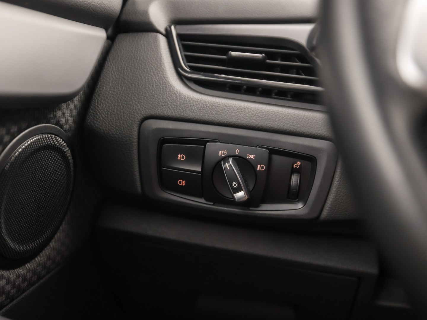 BMW 2 Serie 220i High Executive 7 Persoons 192Pk Automaat (NAVIGATIE, 4 CILINDER, 1e EIGENAAR, CLIMATE, GETINT GLAS, PARKEERSENSOREN, SPORTSTOELEN, CRUISE, NIEUWE APK, NIEUWSTAAT)