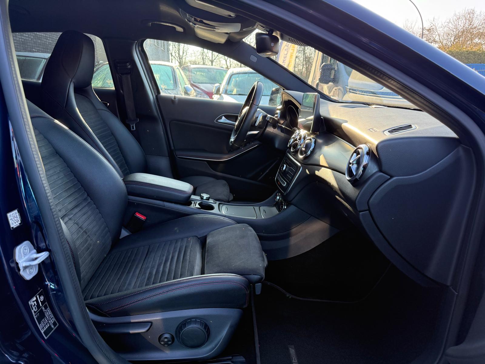 Mercedes-Benz GLA-klasse 180 Business Solution AMG | 2E EIGENAAR | 3/6/12MND GARANTIE | LED | CARPLAY | CRUISE | AUTOMAAT | STOELVERWARMING |
