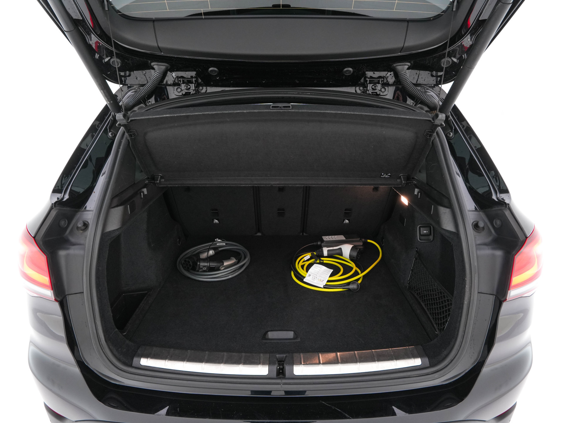 BMW X1 xDrive25e Sportline Business Edition Plus (Plug-In) (INCL-BTW) Aut. *PANO | LEATHER | FULL-LED | HEATED-SPORTSEATS | HIFI-SYSTEM | CAMERA | PRIVACYGLASS | NAVI-FULLMAP | ECC | HEAD-UP | PDC | KEYLESS | DAB | CRUISE | TOWBAR | AMBIENTLIGHT | 18