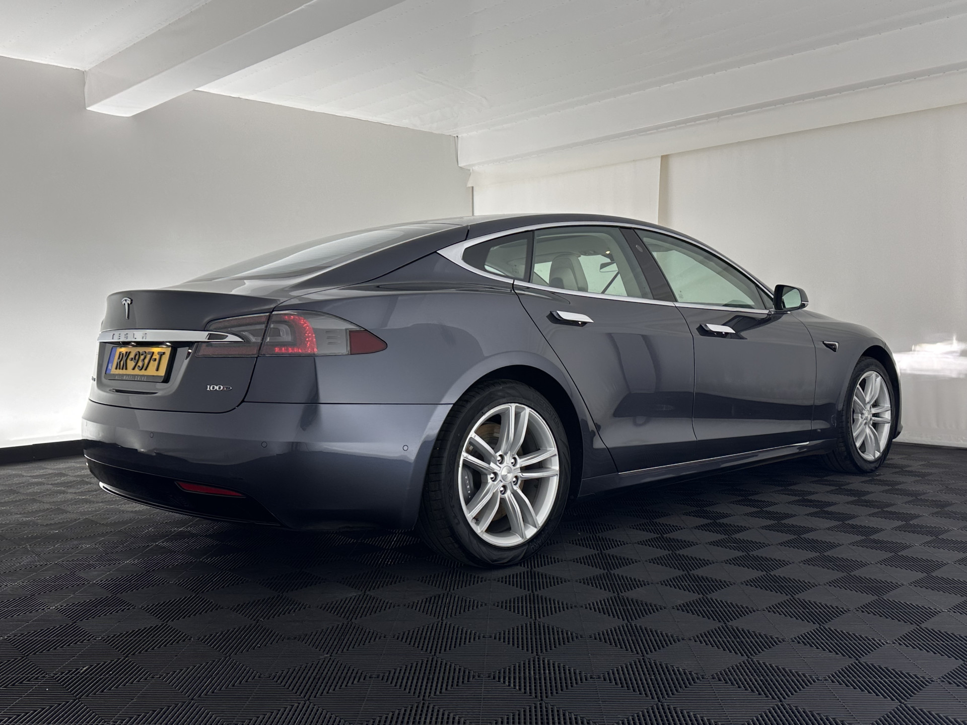 Tesla Model S 100D AWD [ 3-Fase-17kW] {SOH-86%} (INCL.BTW) *PANO-WINDOW | AUTO-PILOT | LEATHER | CCS-FASTLOADER | FULL-LED | NAVI-FULLMAP | KEYLESS | MEMORY-PACK | HEATED-COMFORTSEATS | DIGI-COCKPIT | 19"ALU*