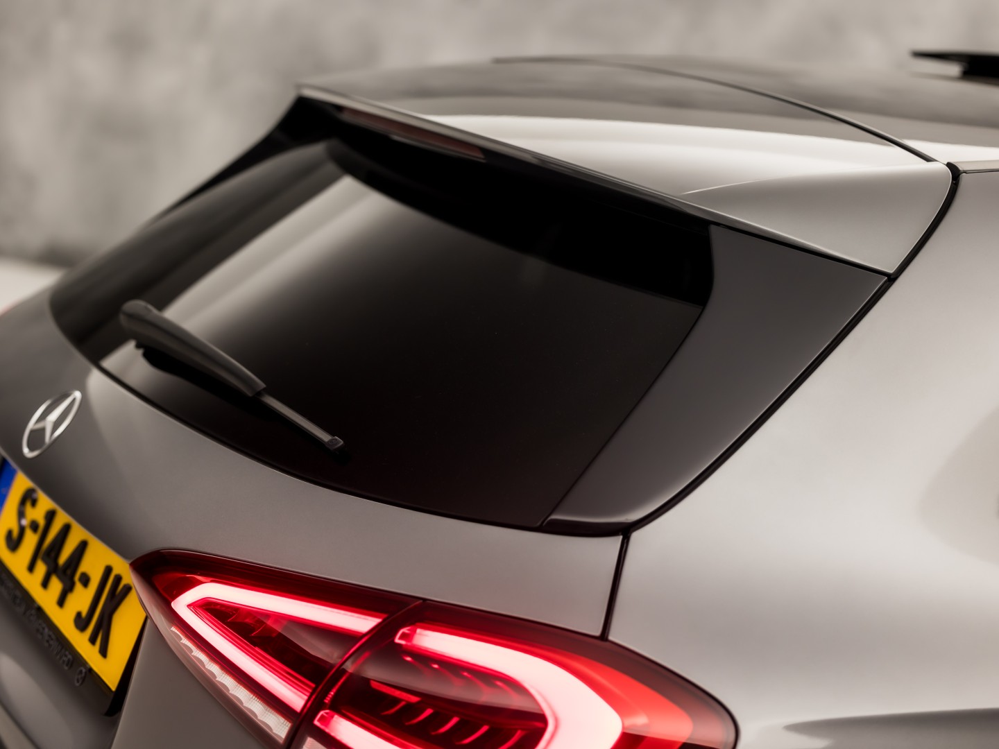 Mercedes-Benz A-Klasse 200 AMG Sport 163Pk Automaat (PANORAMADAK, GROOT NAVI, SFEERVERLICHTING, CAMERA, STOELVERWARMING, SPORTSTOELEN, GETINT GLAS, LEDER/ALCANTARA, NIEUWSTAAT)