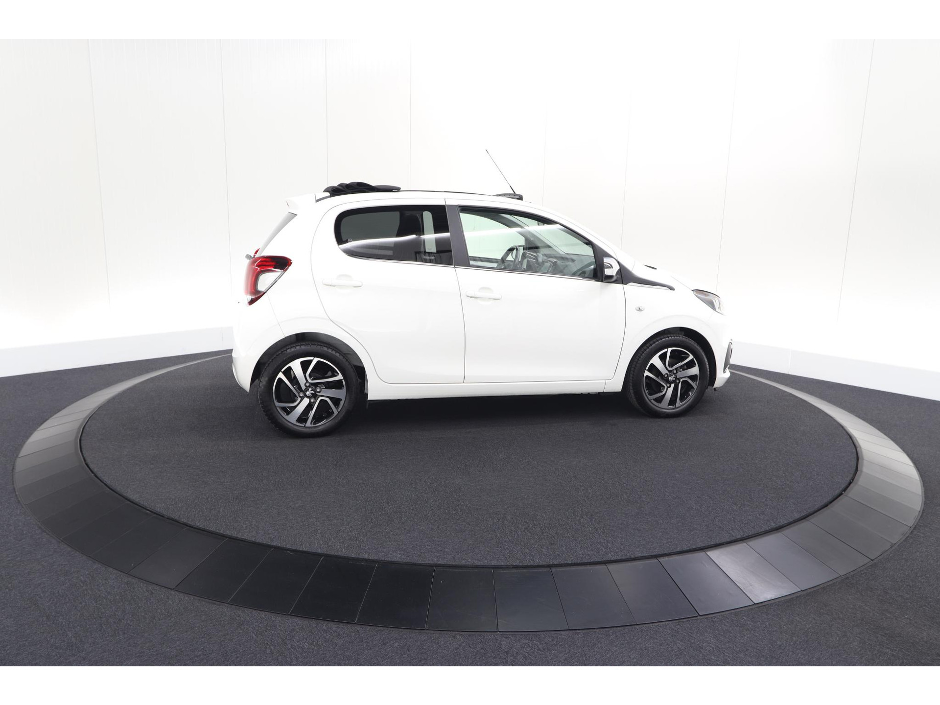 Peugeot 108 1.0 e-VTi Allure TOP! | Elektrisch Vouwdak | Camera | Navigatie | Climate Control