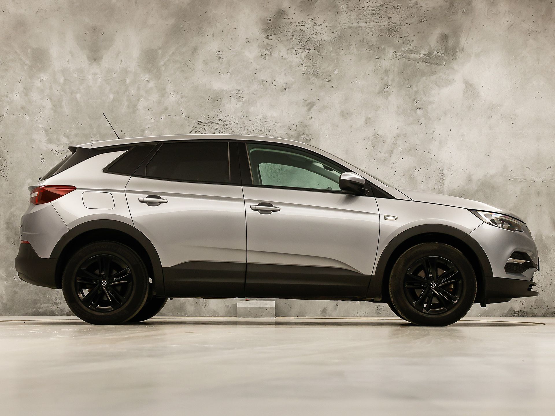 Opel Grandland X 1.2 Turbo Sport (APPLE CARPLAY, NAVIGATIE, GETINT GLAS, CRUISE, SPORTSTOELEN, ARMSTEUN, LM VELGEN, NIEUWE APK, NIEUWSTAAT)