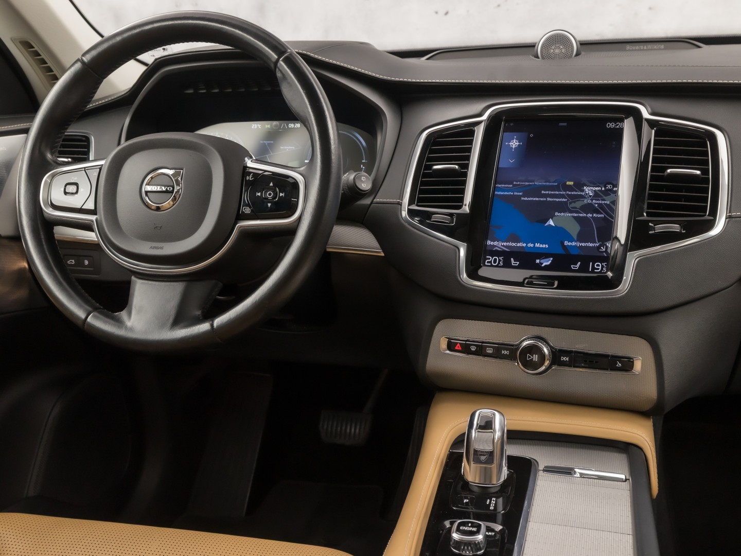 Volvo XC90 2.0 T8 Twin Engine AWD Inscription 7 Persoons 408Pk Automaat (PANORAMADAK, BOWERS&WILKINS, MEMORY SEATS, BRUIN LEDER, CAMERA, STOELKOELING/VERWARMING, HEAD-UP DISPLAY, GETINT GLAS, ELEK ACHTERKLEP, NIEUWSTAAT)