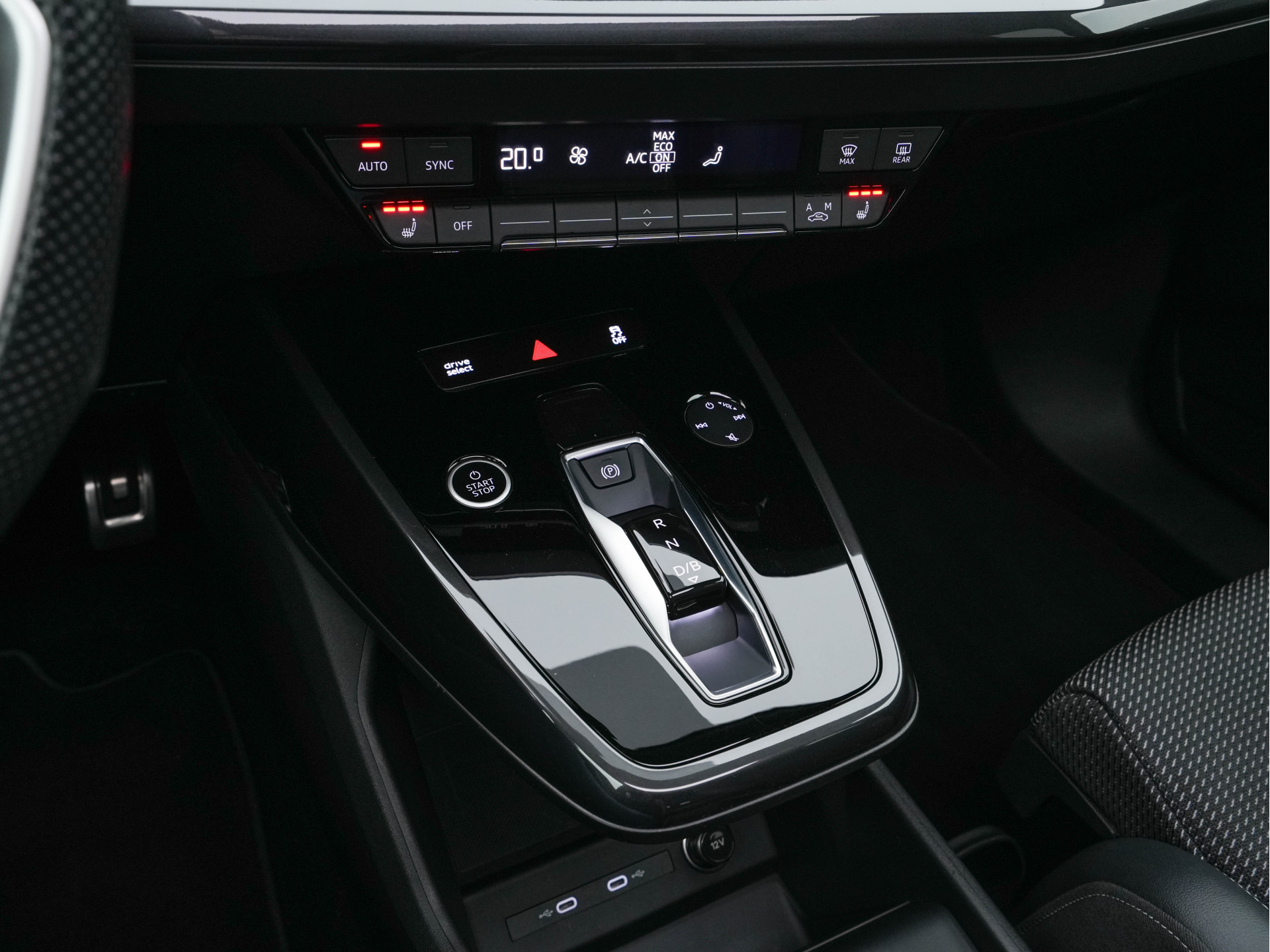 Audi Q4 e-tron 40 S-Line Competition Launch edition 77 kWh [ 3-Fase ] {SOH-87%} (INCL-BTW) *HEAT-PUMP | PANO | LEATHER-FABRIC | MATRIX-LED | ADAPTIVE-CRUISE | HEATED-SPORTSEATS | AMBIENT-LIGHT | DIGI-COCKPIT | CAMERA | KEYLESS | NAVI-FULLMAP | ...