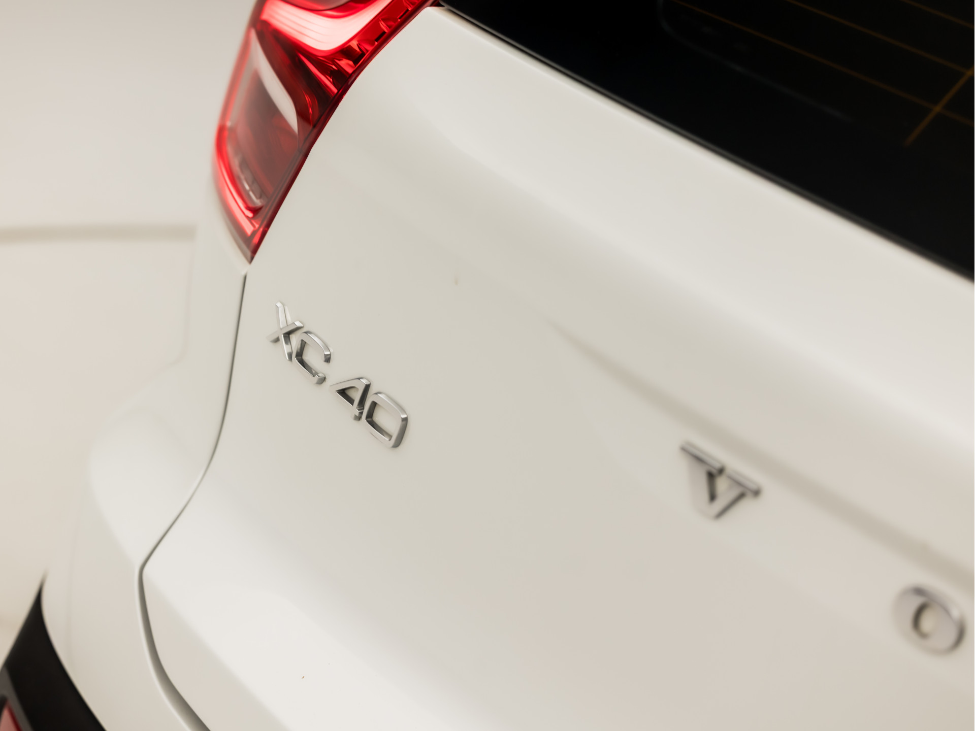 Volvo XC40 1.5 T5 Recharge Inscription Sport 262Pk Automaat (PANORAMADAK, APPLE CARPLAY, MEMORY SEAT, ZWART HEMEL, CAMERA, LEDER, SPORTSTOELEN, ELEK ACHTERKLEP, NIEUWSTAAT)