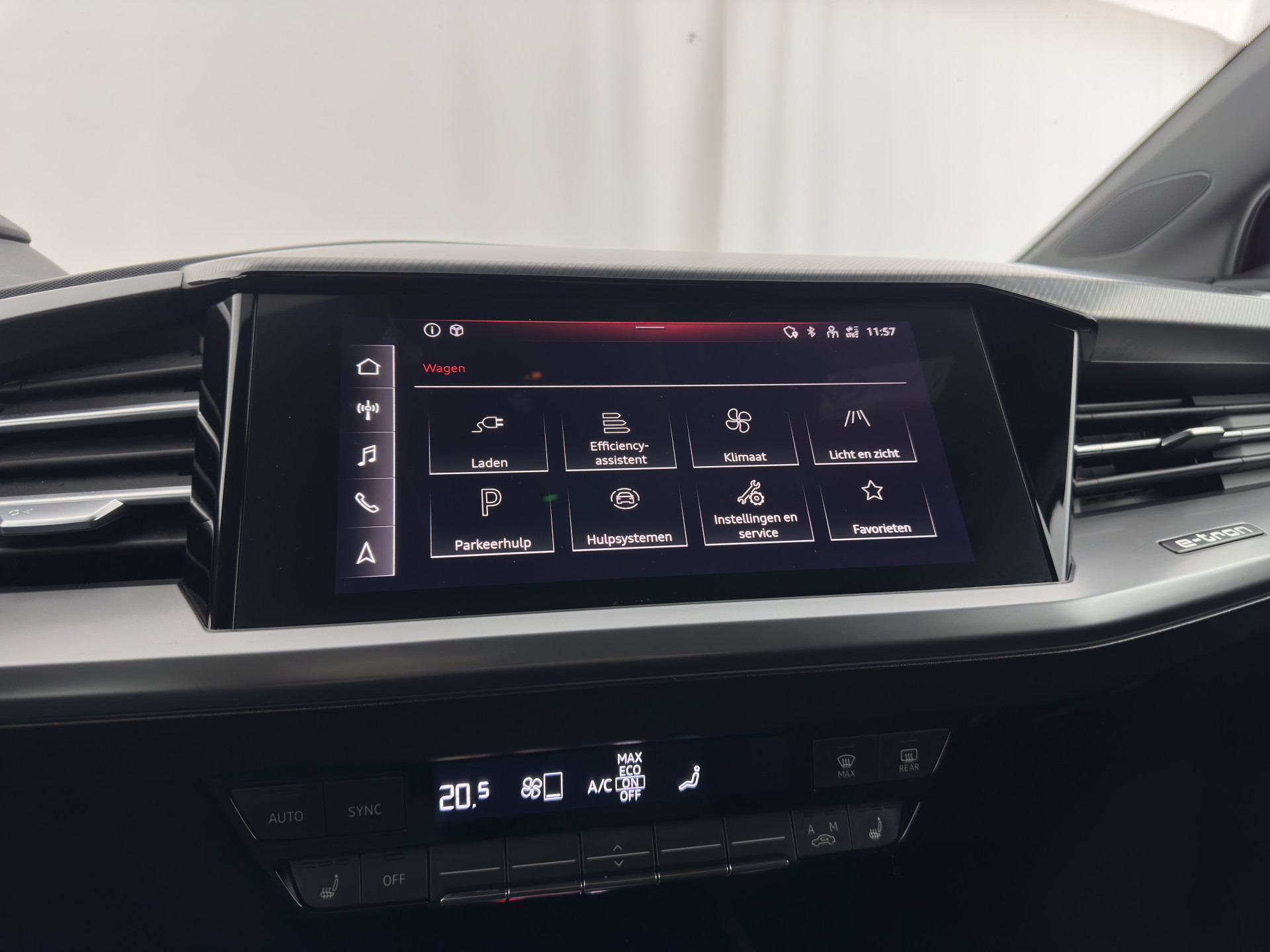 Audi Q4 e-tron 40 Launch edition Advanced Plus 77 kWh [3-Fase] {SOH-93%} (INCL-BTW) *HEATPUMP | ADAPT-CRUISE | MATRIX-LED | NAVI-FULLMAP | KEYLESS | CAMERA | DIGI-COCKPIT | DAB | AMBIENT-LIGHT | HEATED-SPORTSEATS | SHIFT-PADDLES | PRIVACY-GLASS | 19''ALU*