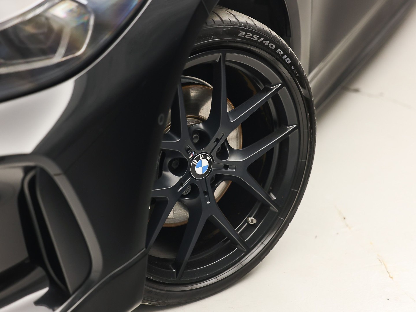 BMW 1 Serie 118i M Sport Automaat (PANORAMADAK, M PAKKET, DEALER ONDERHOUDEN, STUUR/STOELVERWARMING, CAMERA, BRUIN LEDER, SPOILER, BLACK PACK, SFEERVERLICHTING, NIEUWSTAAT)
