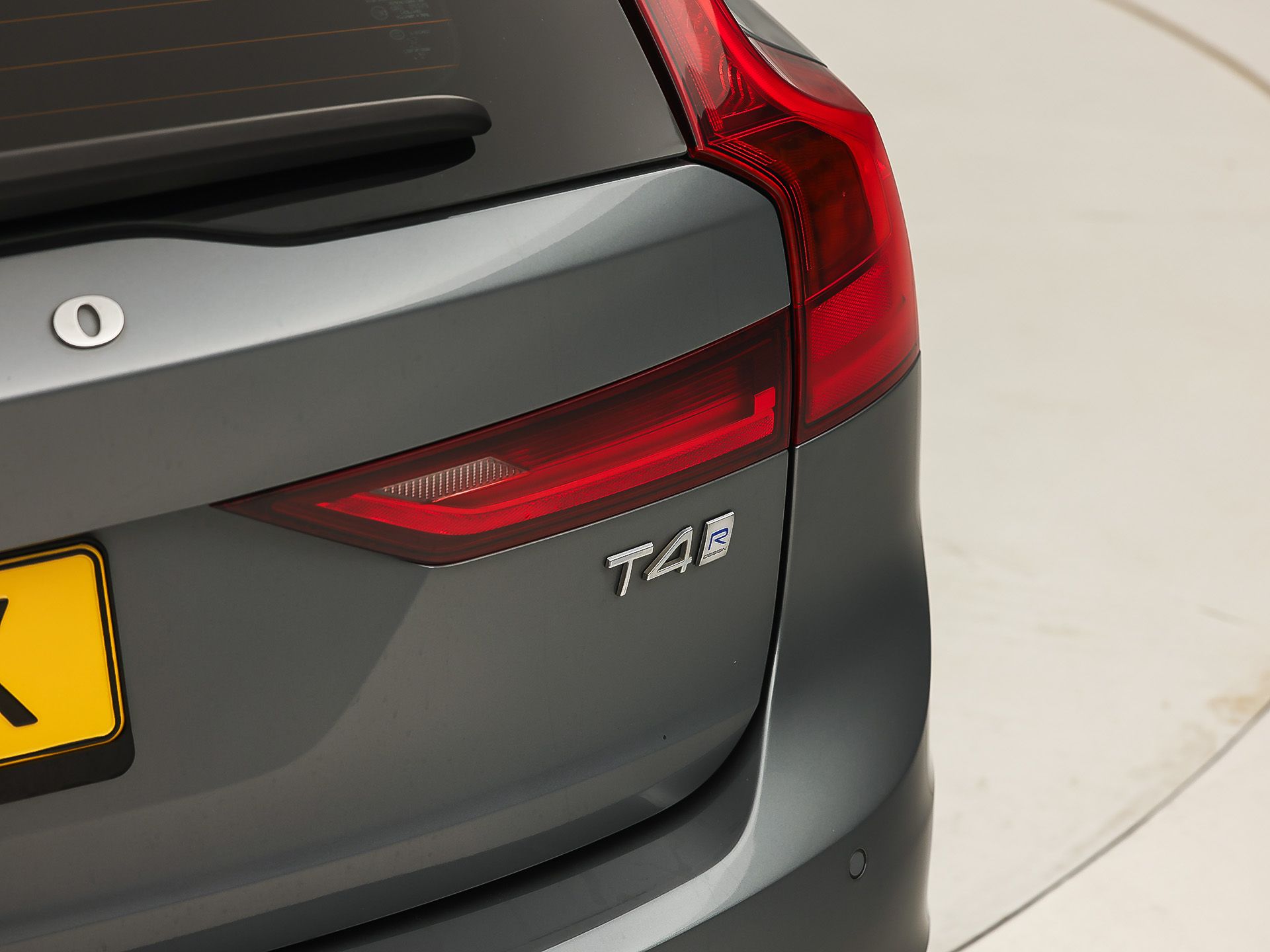 Volvo V90 2.0 T4 R-Design Automaat 190Pk (PANORAMADAK, HARMAN/KARDON, MEMORY SEATS, APPLE CARPLAY, GETINT GLAS, CAMERA, STOELVERWARMING, LEDER, NIEUWE APK, NIEUWSTAAT)