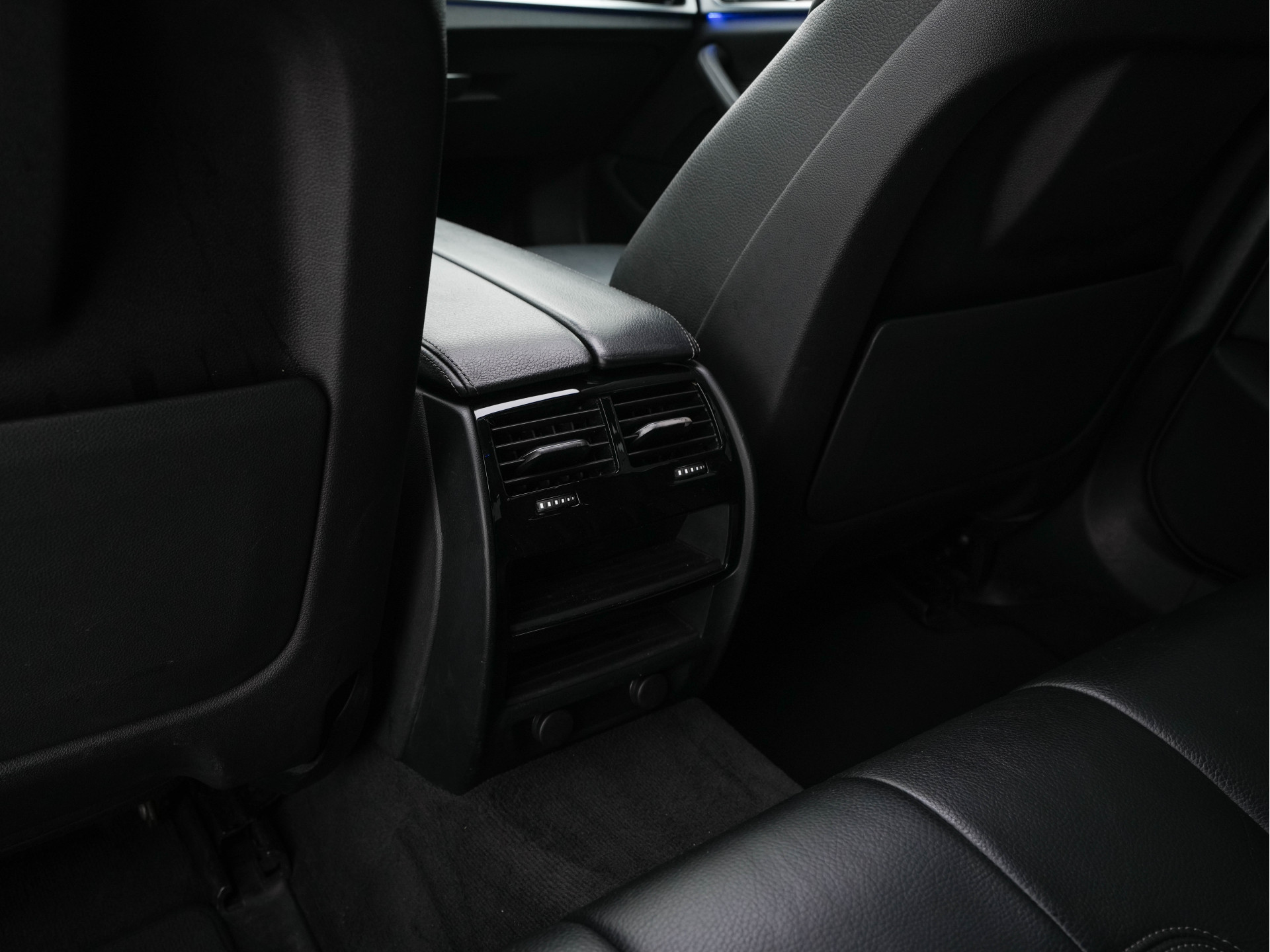 BMW 5-serie 520d xDrive M-Sport-Pack High Executive (INCL-BTW) Aut. *PANO | LUXURY-LEATHER | FULL-LED | HEAD-UP | DIGI-COCKPIT | NAVI-FULLMAP | TOP-VIEW | MEMORY-PACK | ECC | AMBIENT-LIGHT | PDC | CRUISE | SHIFT-PADDLES | TOWBAR  | 20''ALU*