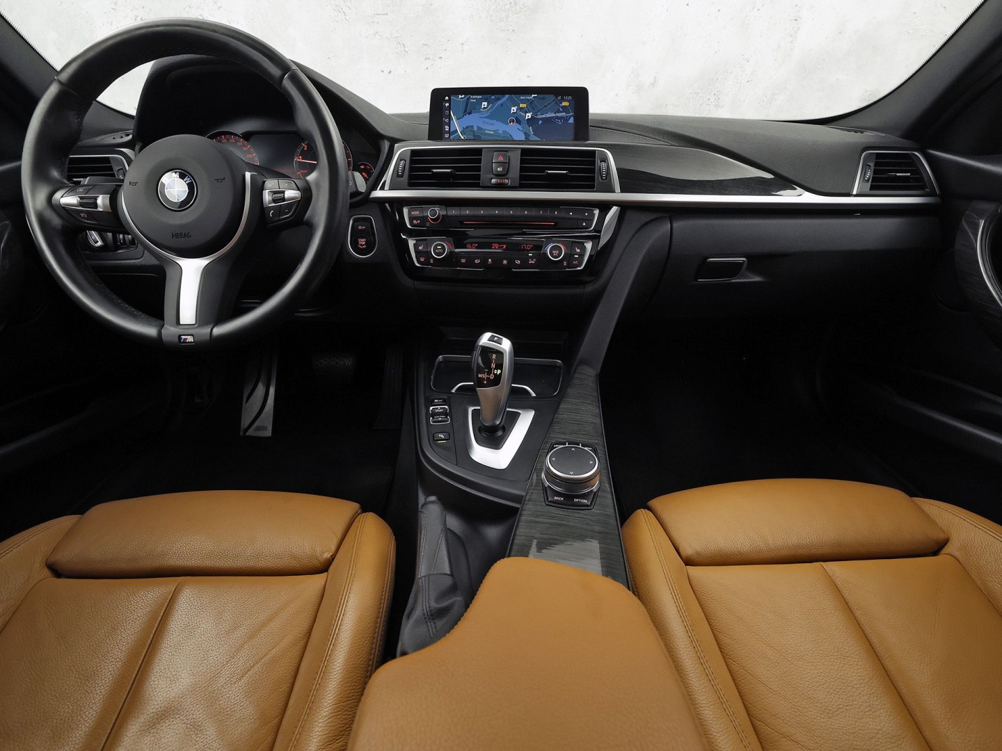 BMW 3 Serie 318i M Sport Automaat (PANORAMADAK, M PAKKET, GROOT NAVI, COGNAC LEDER, STOELVERWARMING, SPORTSTOELEN, VIRTUAL COCKPIT, PARKEERSENSOREN, GETINT GLAS, NIEUWSTAAT)