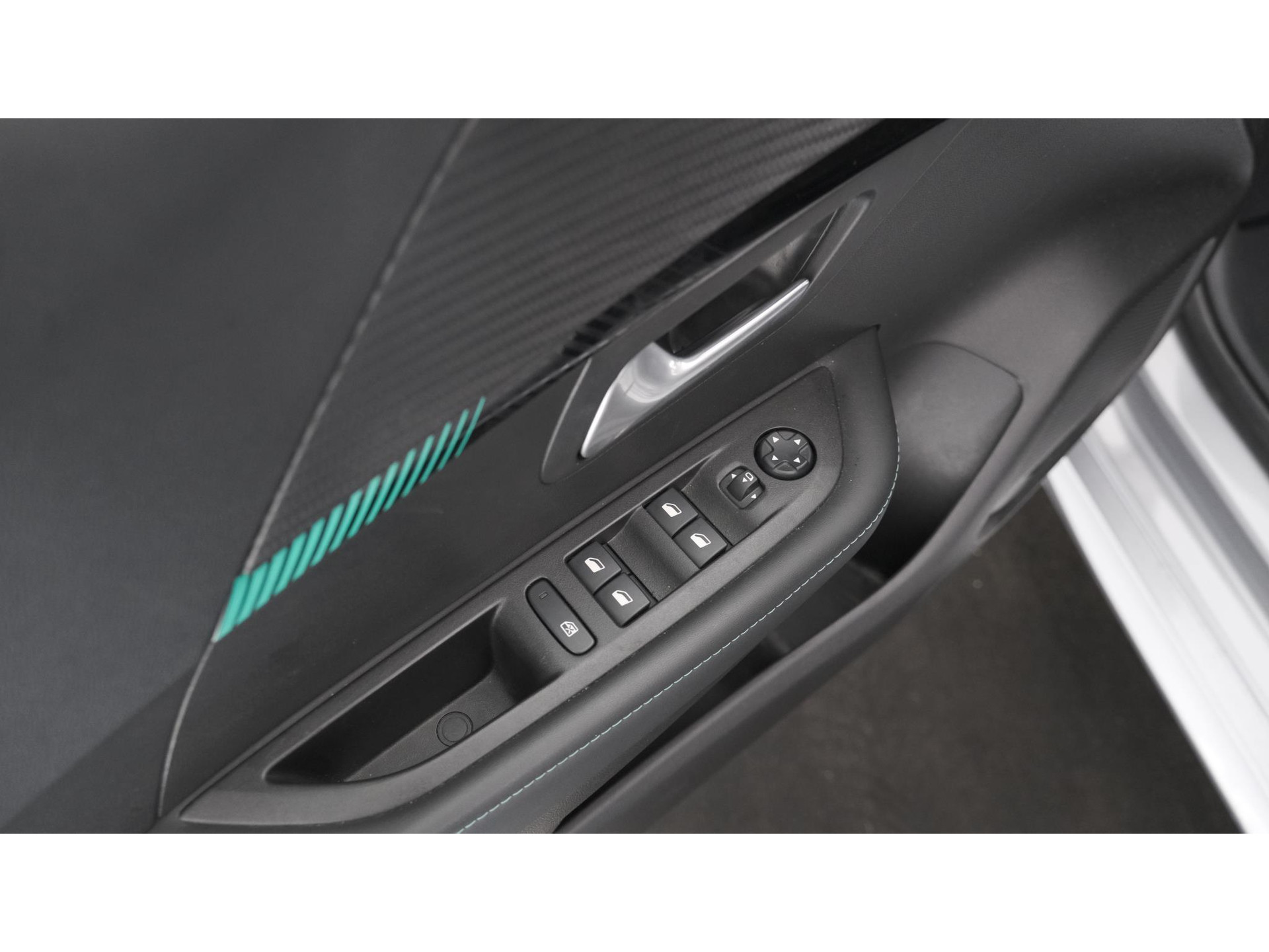 Peugeot 208 PureTech 100 EAT8 Allure | Parkeersensoren | Stoelverwarming | Apple Carplay | Climate Control