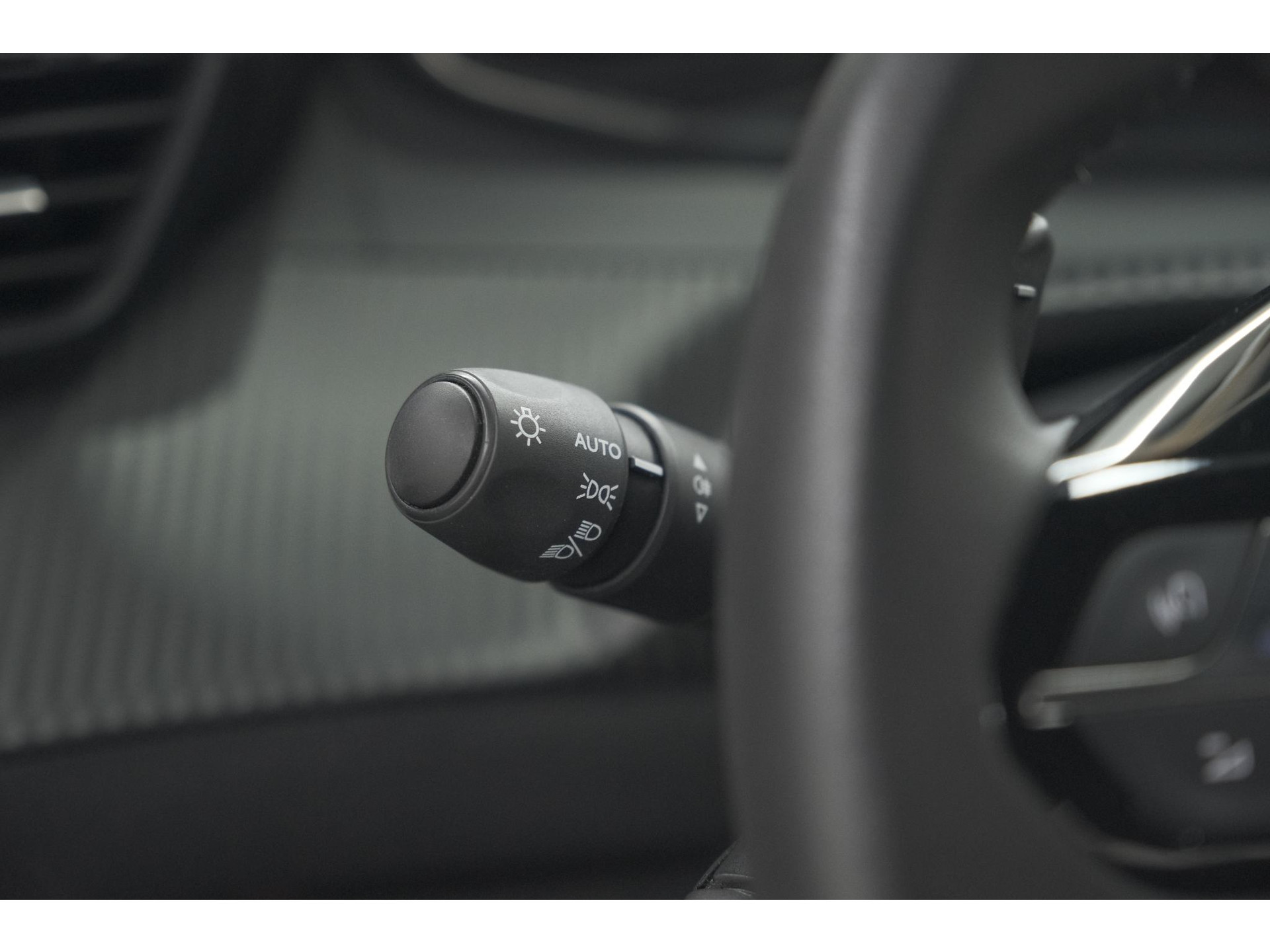 Peugeot 2008 PureTech 130 EAT8 Active Pack | Parkeersensoren | Apple CarPlay | Climate Control | Stoelverwarming
