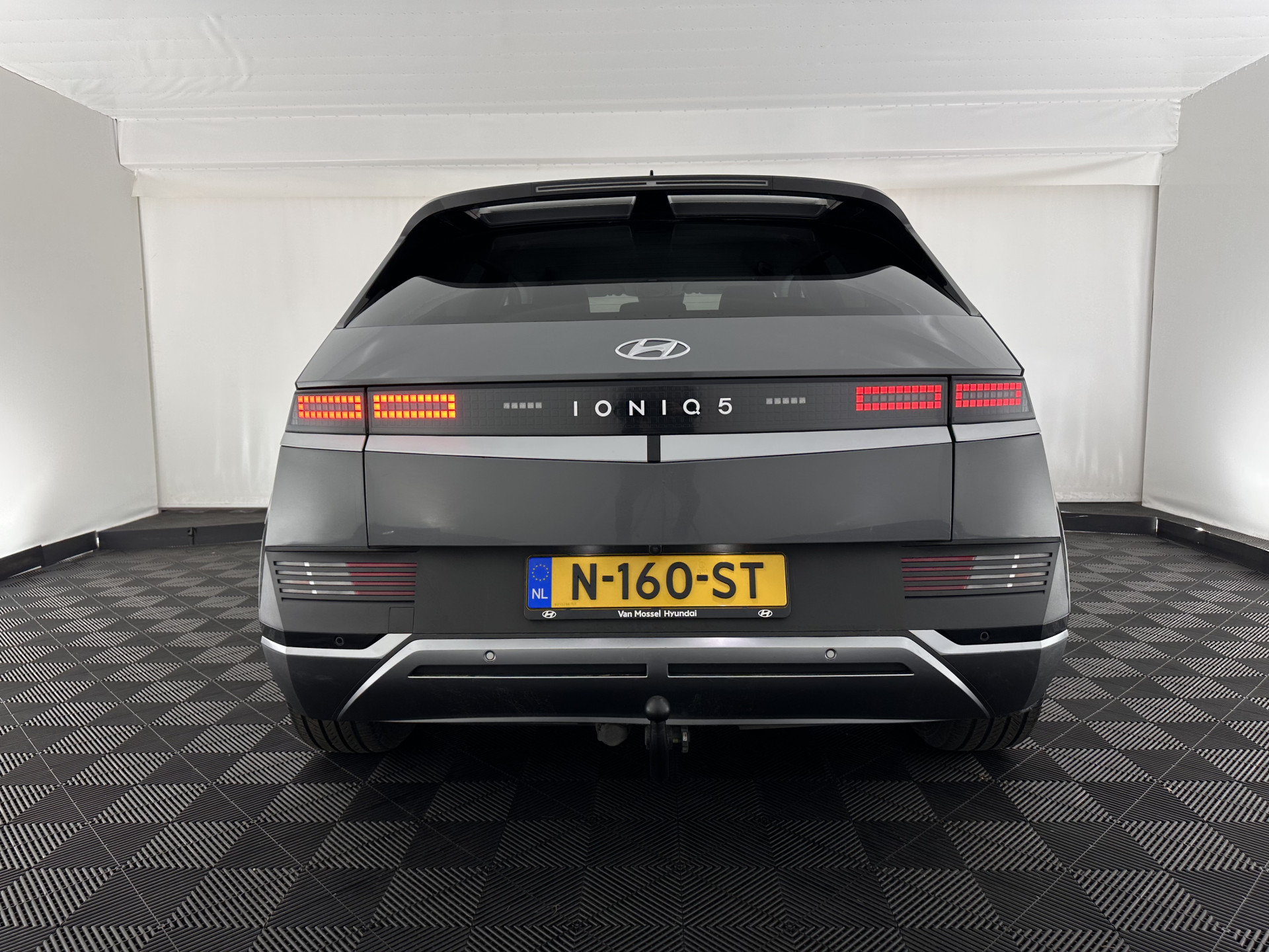 Hyundai IONIQ 5 Connect 73kWh [ 3-Fase-11kW ] {SOH-100%} (INCL-BTW) Aut *LEATHER-FABRIC | FULL-LED | DIGI-COCKPIT | AMBIENTLIGHT | DAB | SHIFTPADDLES | HEAD-UP | NAVI-FULLMAP | KEYLESS | CAMERA | HEATED-COMFORTSEATS | TOWBAR | PRIVACYGLASS  | 19"AL