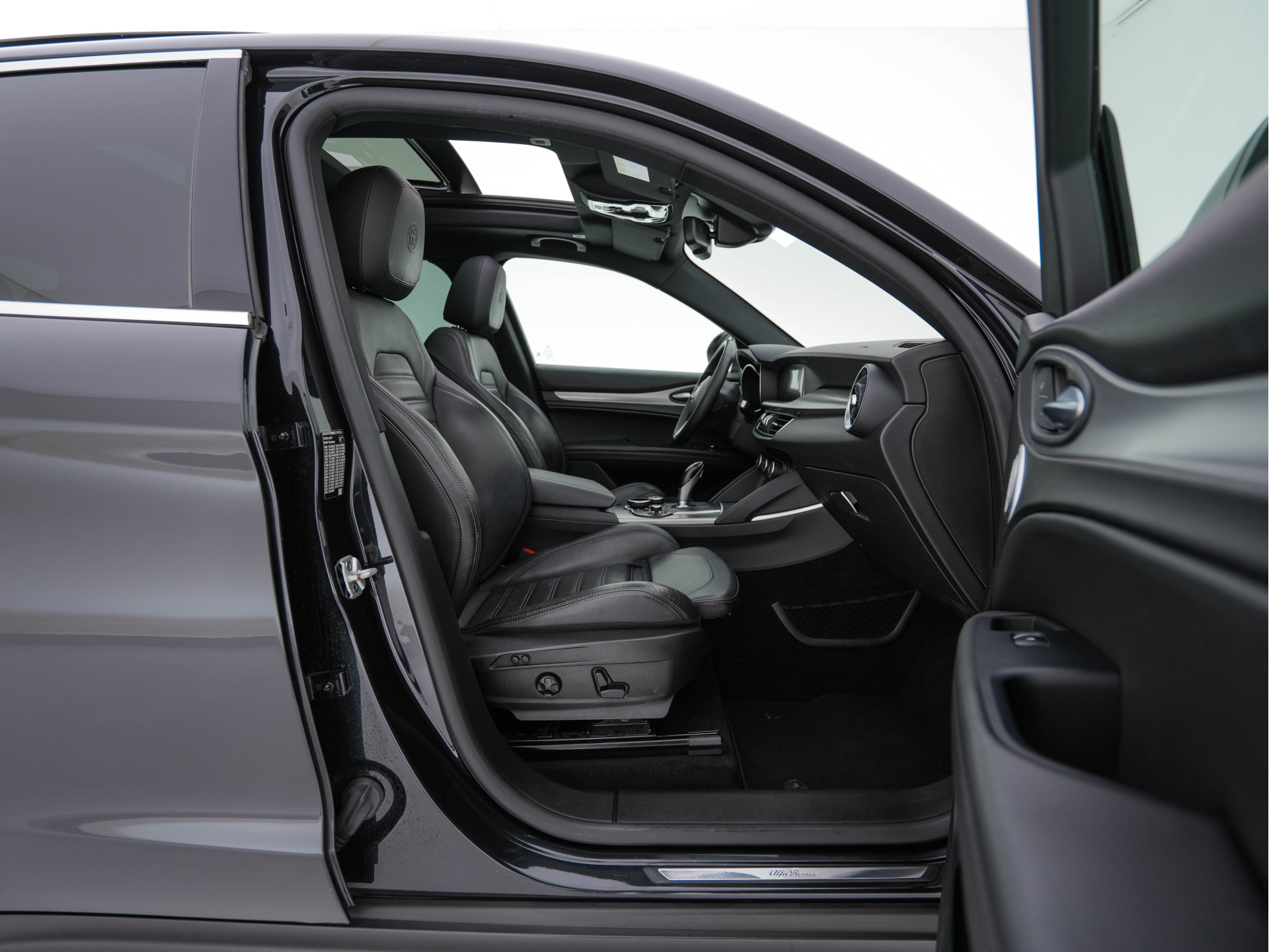 Alfa Romeo Stelvio 2.2d AWD Q4 Super Aut. *PANO | LEATHER | BI-XENON | MEMORY-PACK | HARMAN/KARDON | BLINDSPOT | CAMERA | DAB+ | NAVI-FULLMAP | HEATED-SPORTSEATS | ECC | ADAPTIVE-CRUISE | PDC | PRIVACYGLASS | TOWBAR | 19"ALU*