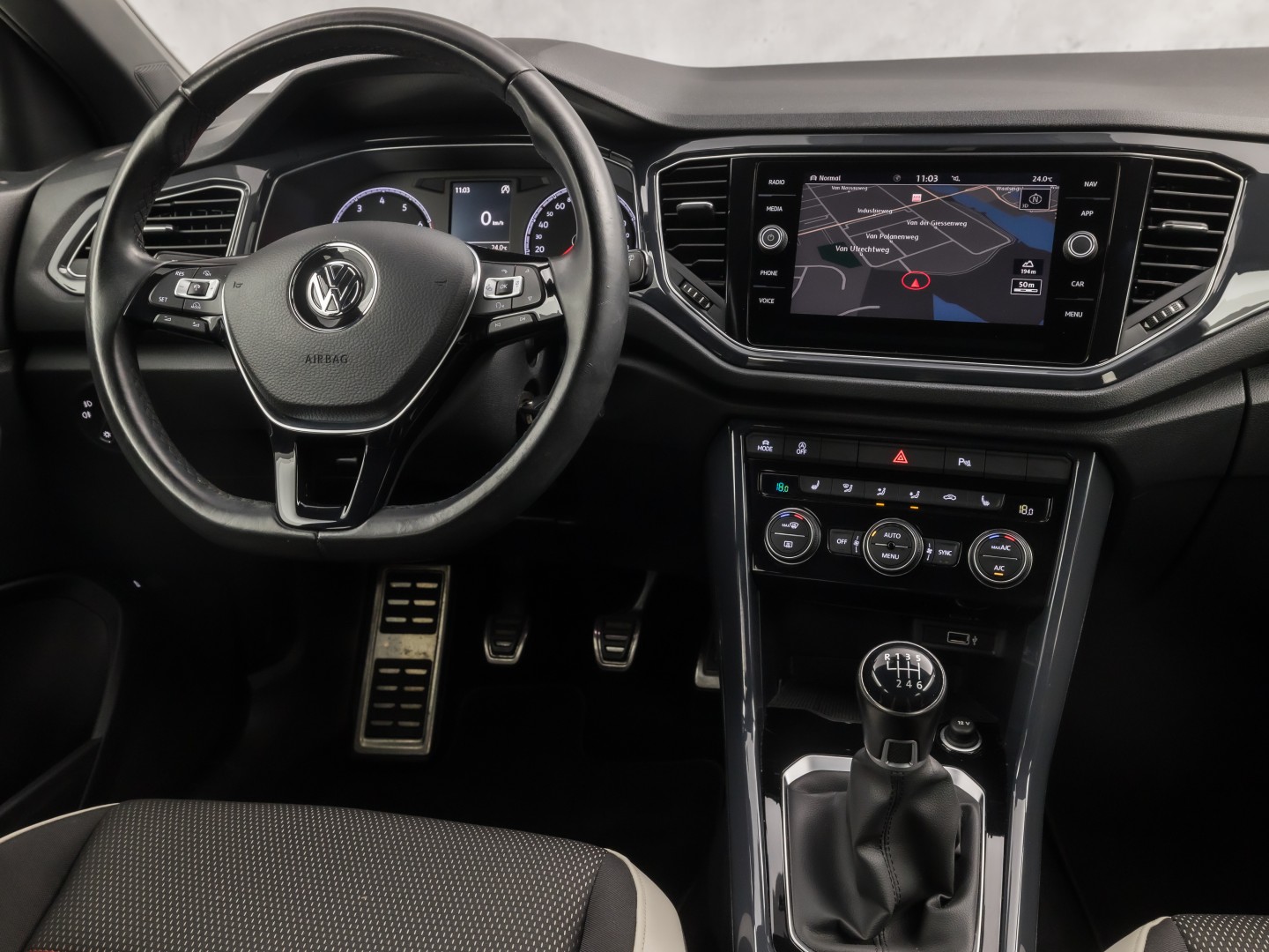 Volkswagen T-Roc 1.5 TSI Sport 150Pk (APPLE CARPLAY, GROOT NAVI, CLIMATE, STOELVERWARMING, ZWART HEMEL, LED KOPLAMPEN, SPORTSTOELEN, GETINT GLAS, ELEK ACHTERKLEP, ADAPTIVE CRUISE, NIEUWSTAAT)