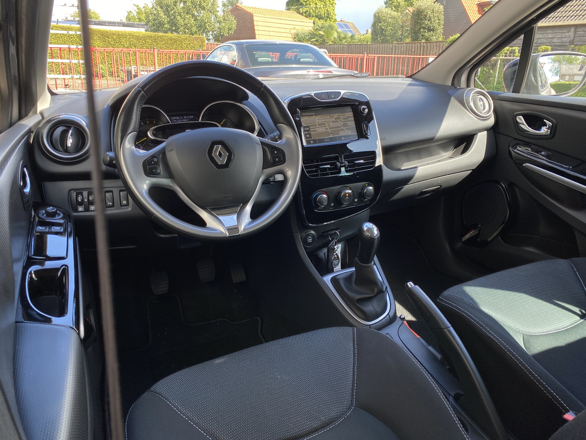 Renault Clio 0.9 TCe ECO Night&Day 90 pk | dealer onderh. | navigatie | cruise control | parkeersensor | privacy glas | airco | NL auto