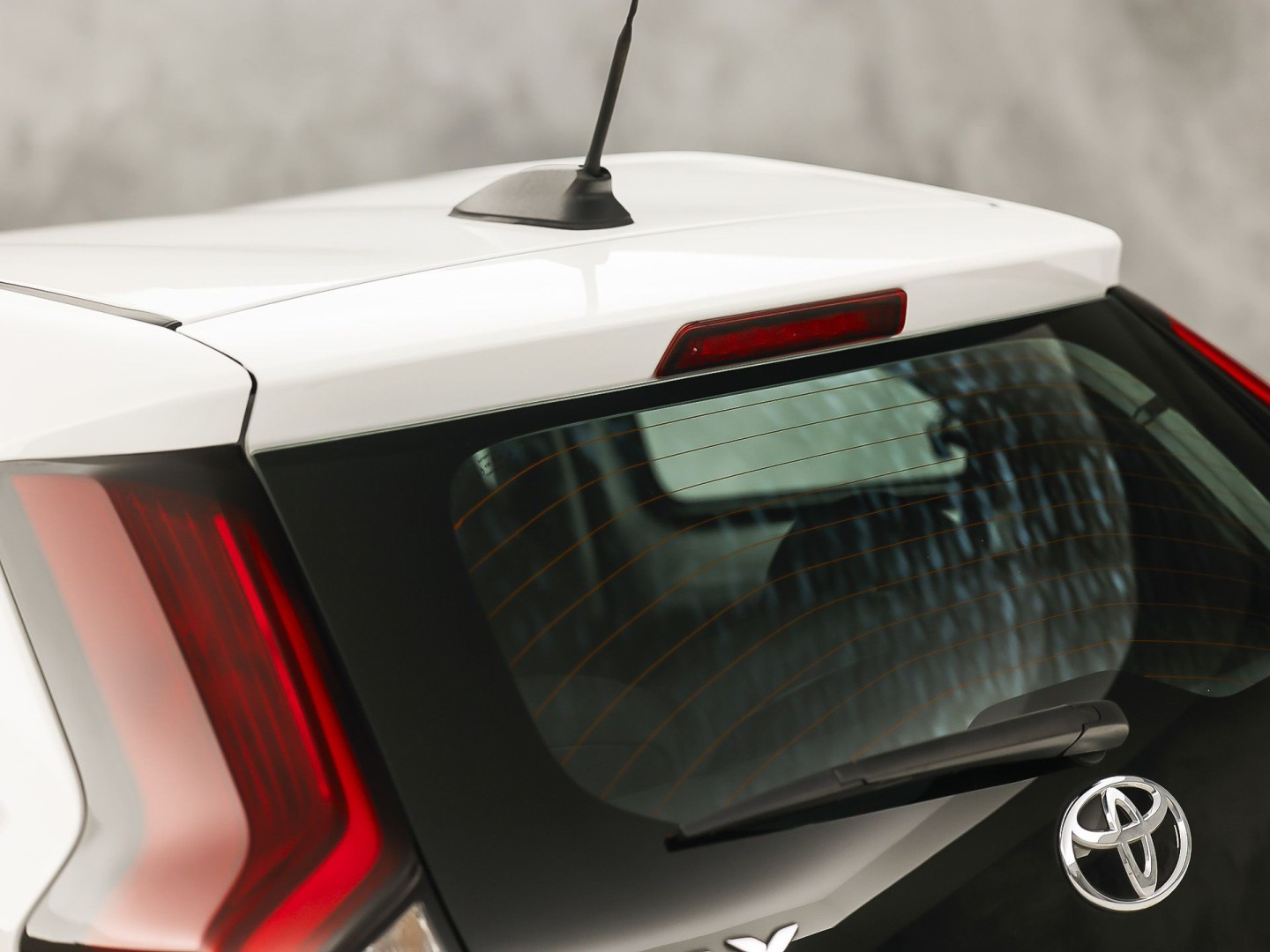 Toyota Aygo 1.0 VVT-i MT Play (APPLE CARPLAY, NAVIGATIE, ADAPTIVE CRUISE, SPORTSTOELEN, LANE ASSIST, CAMERA, NIEUWSTAAT)