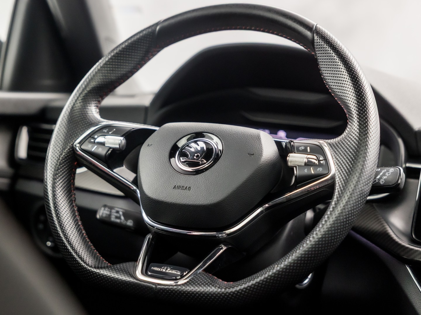Škoda Kamiq 1.0 TSI Monte Carlo Automaat (PANORAMADAK, VIRTUAL COCKPIT, KUIPSTOELEN, APPLE CARPLAY, CAMERA, GETINT GLAS, ADAPTIVE CRUISE, KEYLESS, NIEUWSTAAT)
