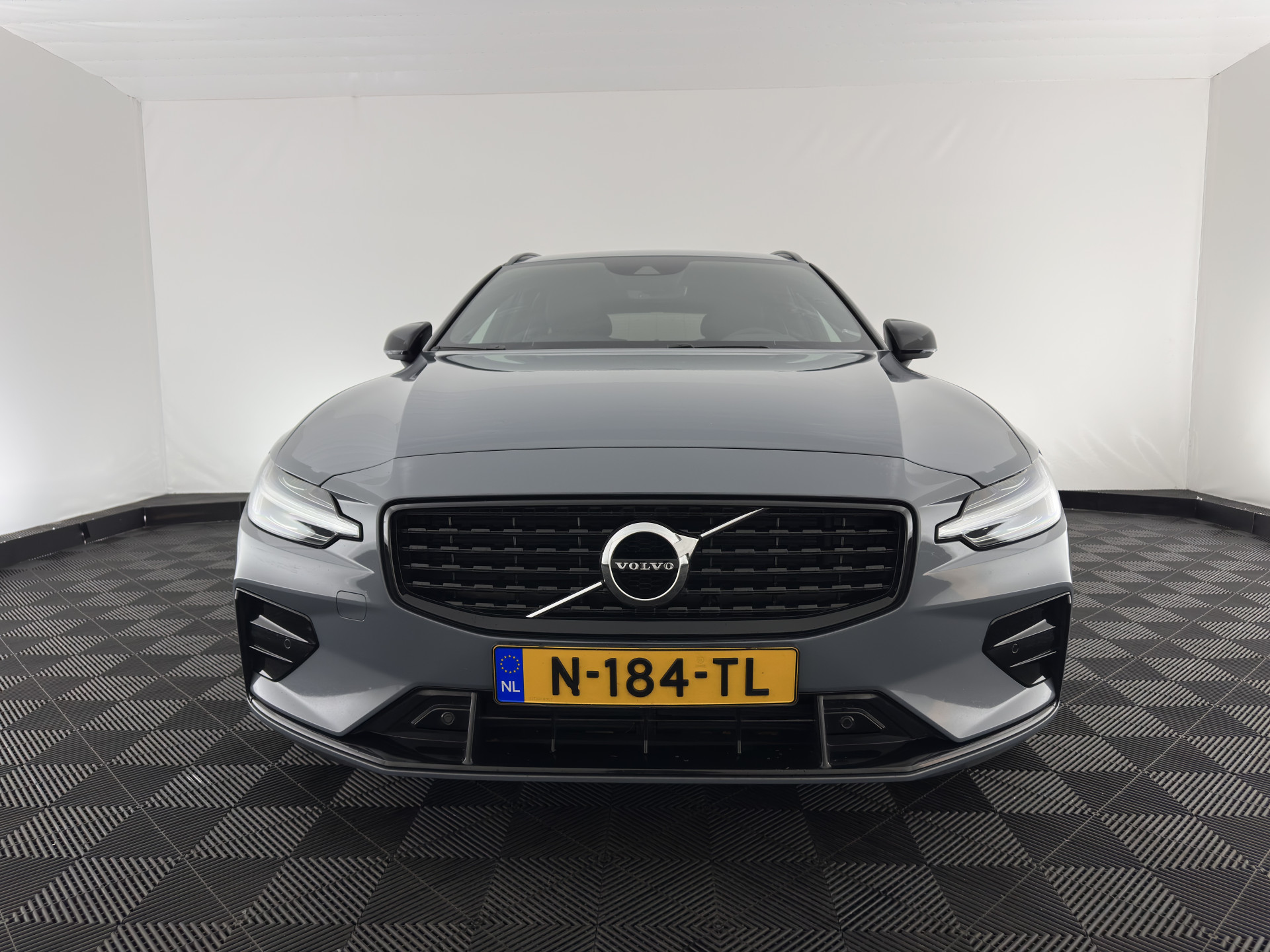 Volvo V60 2.0 B3 R-Design (INCL-BTW) *LEATHER-FABRIC | DIGI-COCKPIT | FULL-LED | MEMORY-PACK | HEATED-SPORTSEATS | LANE-ASSIST | NAVI-FULLMAP | CAMERA | DAB+ | PRIVACY-GLASS | ECC | PDC | TOWBAR | 19''ALU*