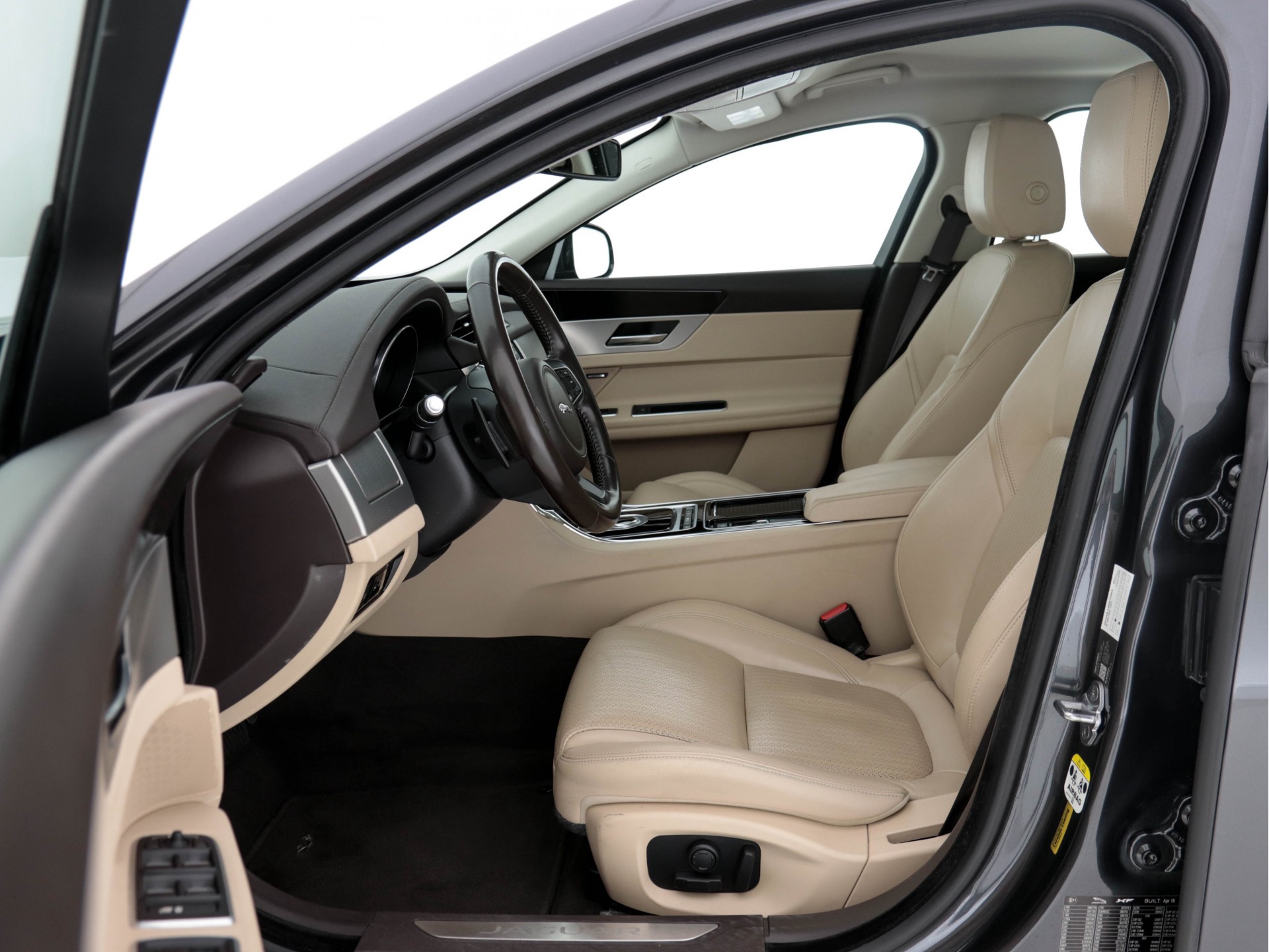 Jaguar XF 2.0D Portfolio Premium-Business-Pack Aut *LEATHER | BI-XENON | NAVI-FULLMAP | KEYLESS | MERIDIAN-SURROUND | SHIFT-PADDLES |  LANE-ASSIST | CRUISE | CAMERA | HEATED/COOLED-COMFORTSEATS | 17"ALU*