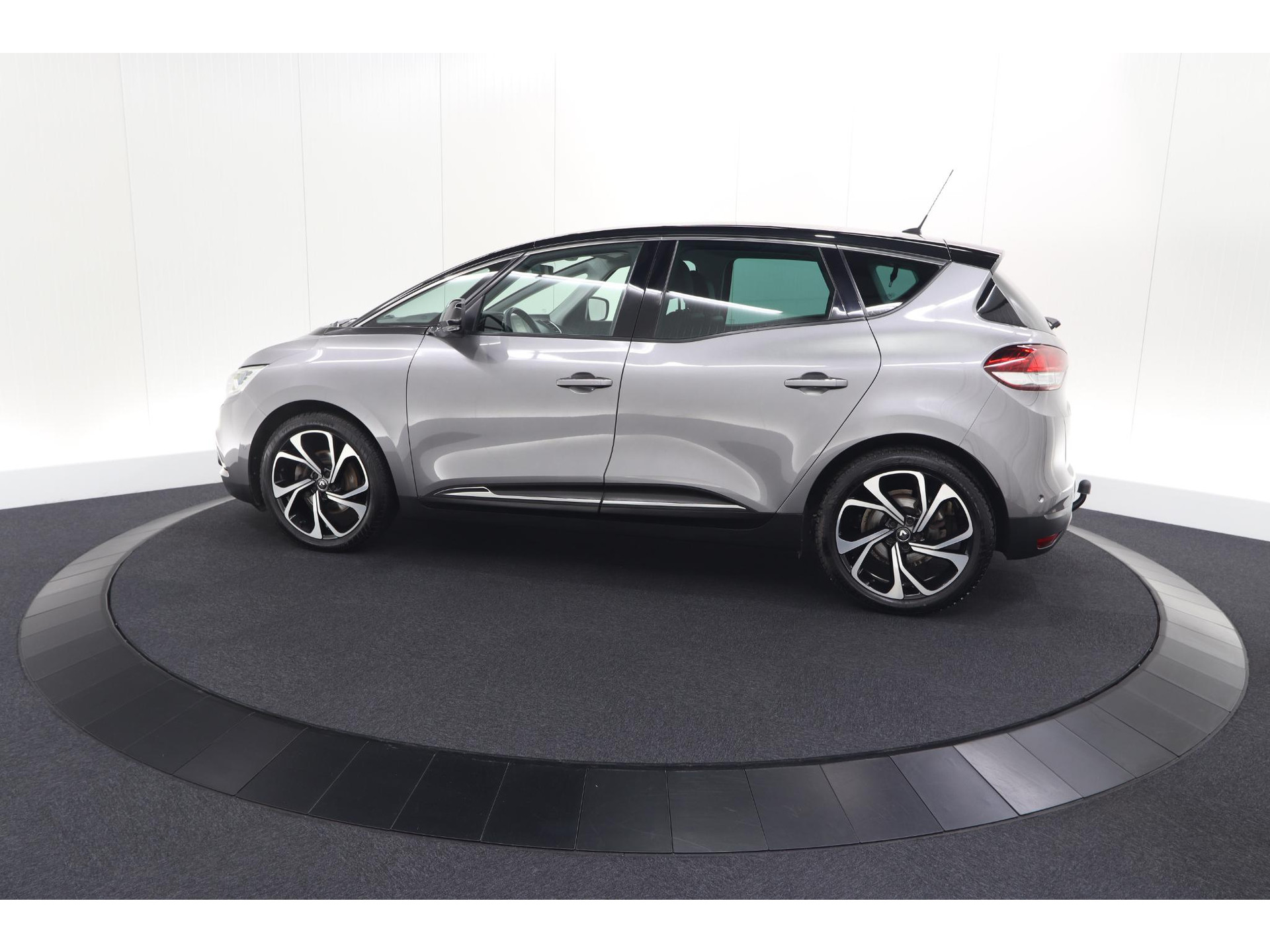 Renault Scénic 1.3 TCe 140 EDC Intens | Trekhaak | Camera | Head-Up Display | Dodehoekdetectie