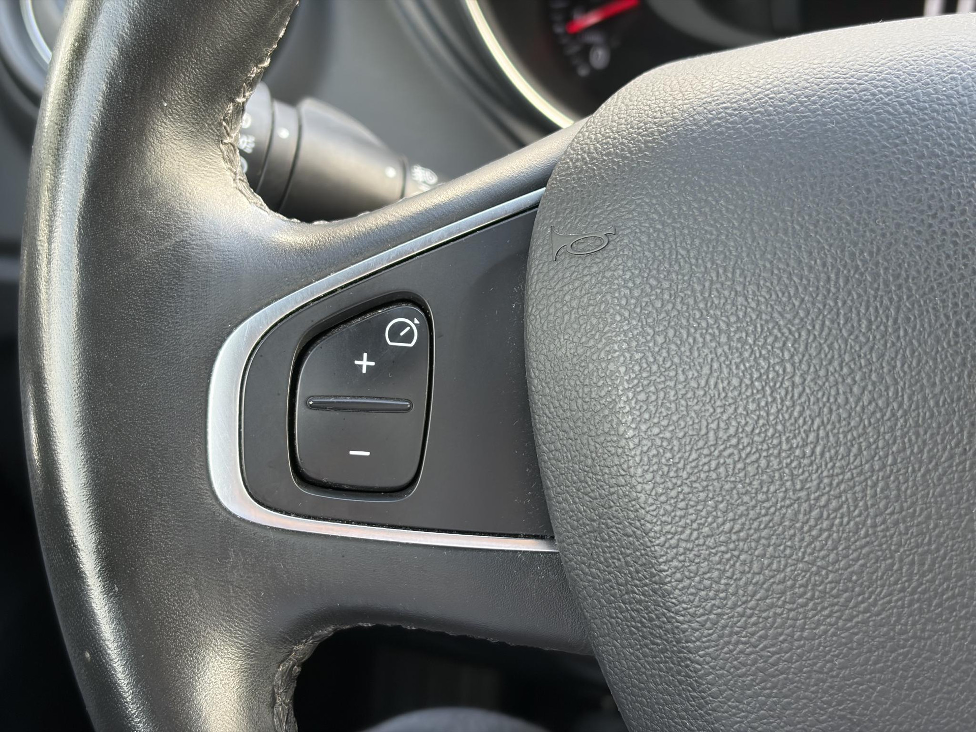 Renault Captur 0.9 TCe Intens ✓1e Eigenaar✓Camera ✓Keyless✓Airco✓Cruise✓Dealer Onderhouden✓LED koplampen✓Dodehoeksensor✓17'' Lm velgen✓Pdc V+A✓N.A.P✓Bj 12-2017✓Apk tot 01-2027