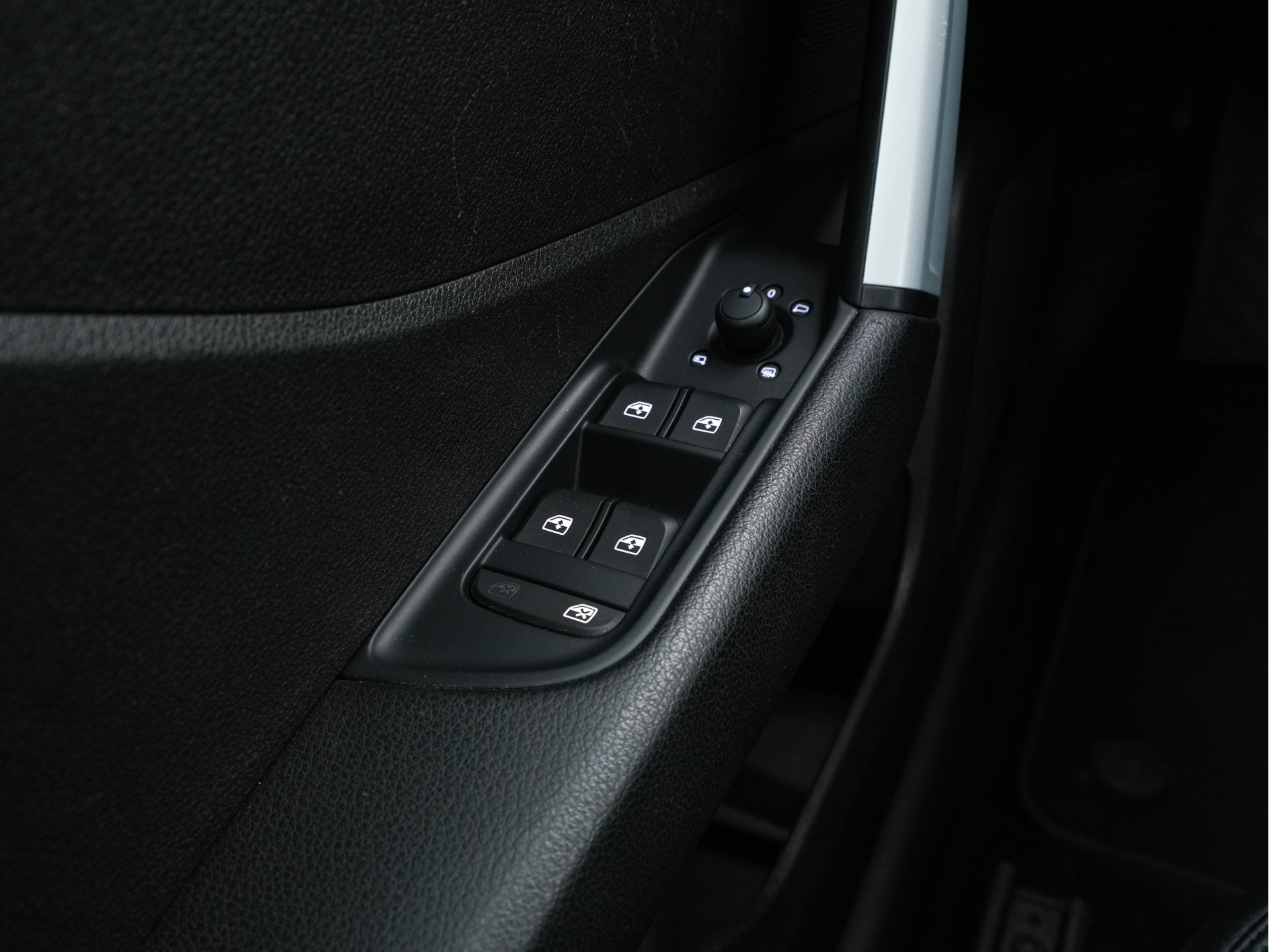 Audi Q2 1.6 TDI Design Pro Line Plus *FULL-LEATHER | NAVI-FULLMAP | HEATED-COMFORTSEATS | PRIVACY-GLASS | ECC | PDC | CRUISE | 18''ALU | TOWBAR*