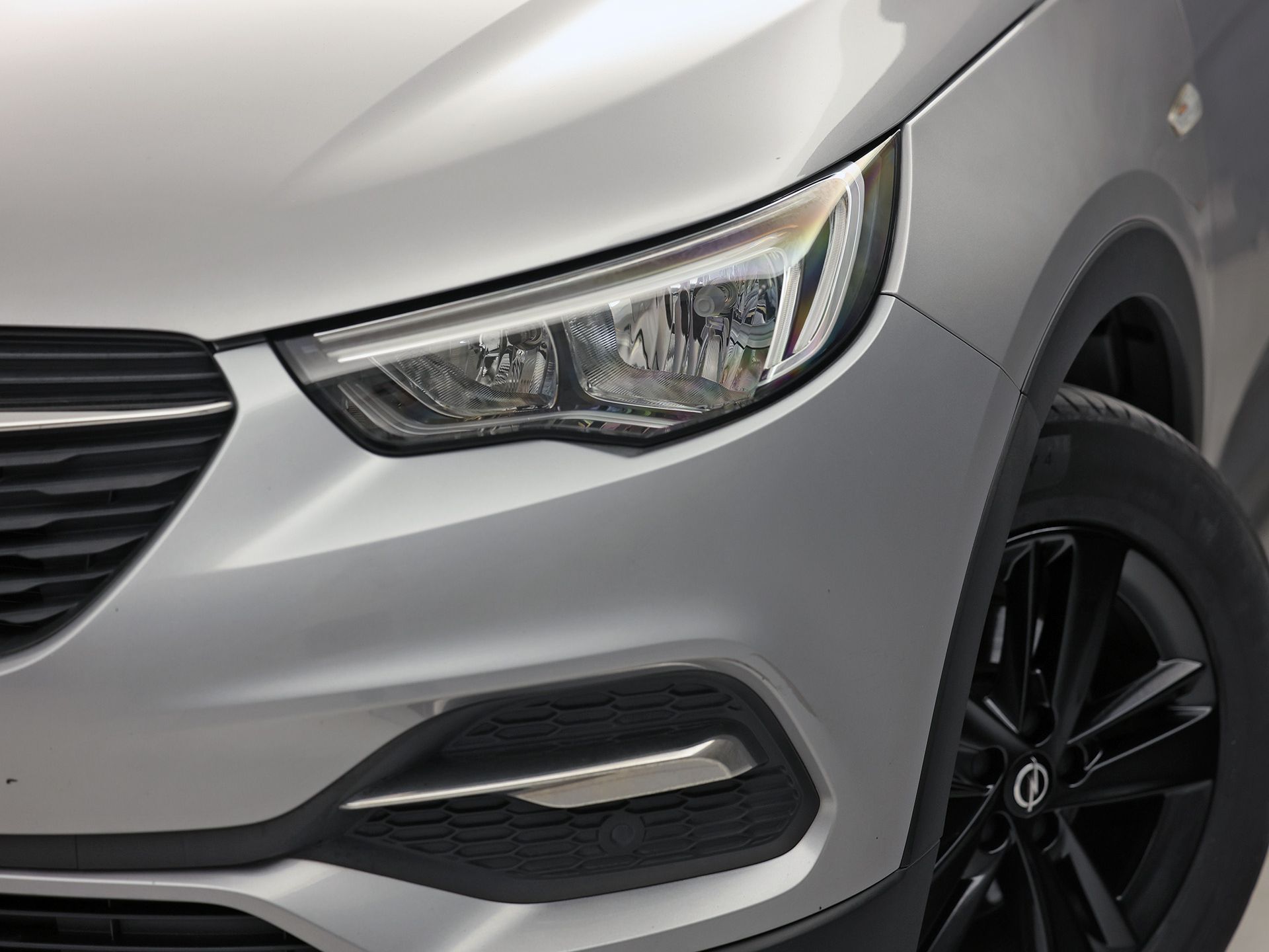 Opel Grandland X 1.2 Turbo Sport (APPLE CARPLAY, NAVIGATIE, GETINT GLAS, CRUISE, SPORTSTOELEN, ARMSTEUN, LM VELGEN, NIEUWE APK, NIEUWSTAAT)