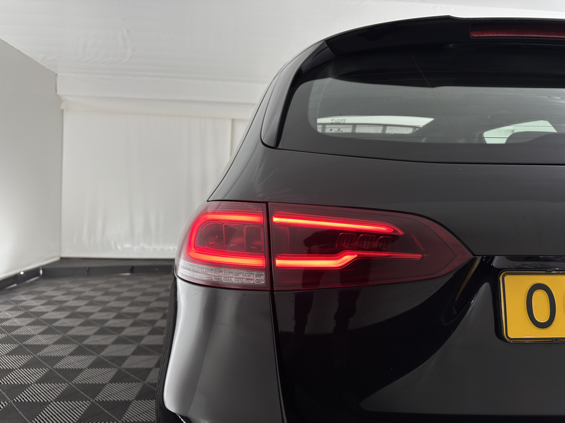 Mercedes-Benz B-klasse 180d Launch Edition Premium Plus (INCL-BTW) Aut. *PANO | LEATHER-MICROFIBRE | KEYLESS |  FULL-LED | WIDESCREEN-DIGI-COCKPIT | CAMERA | COMFORTSEATS | NAVI-FULLMAP | ECC | CARPLAY | PDC | CRUISE | 17''ALU*