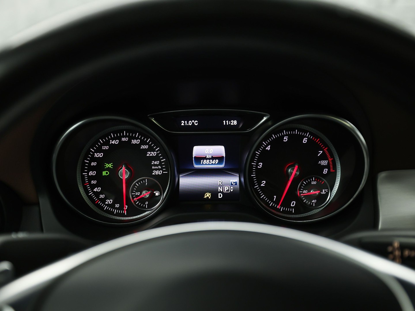 Mercedes-Benz CLA-Klasse 180 AMG Sport Automaat (PANORAMADAK, GROOT NAVI, BRUIN LEDER, CAMERA, STOELVERWARMING, SPORTSTOELEN, GETINT GLAS, DIAMOND GRILL, NIEUWE APK, NIEUWSTAAT)