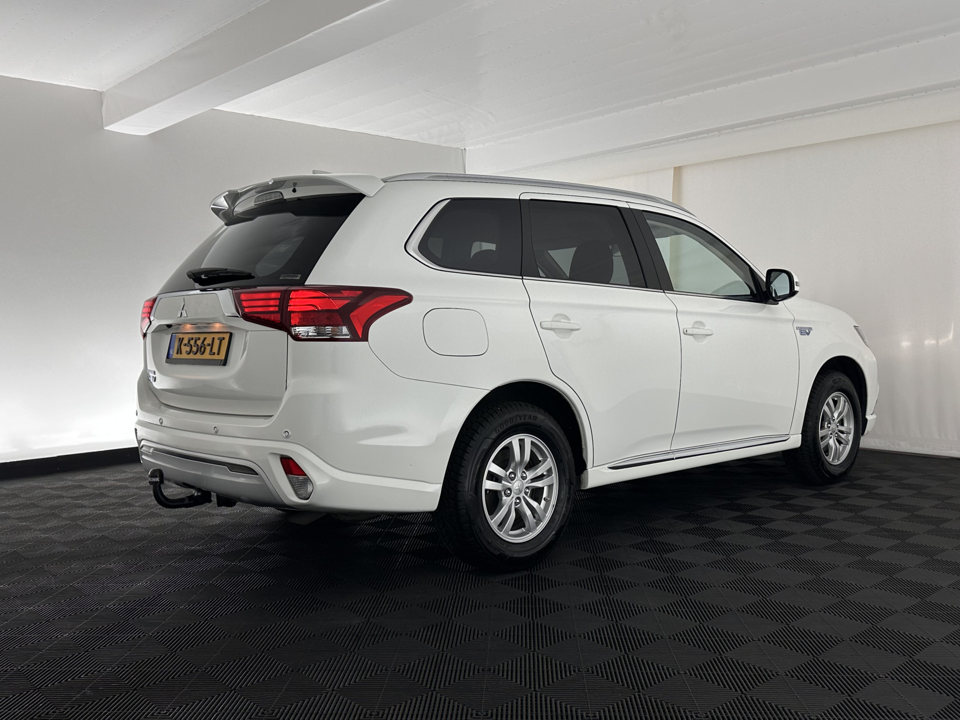 Mitsubishi Outlander 2.4 PHEV Pure (Plug-In) (INCL-BTW)  Aut *FULL-LED | KEYLESS | CAMERA | HEATED-COMFORTSEATS | ECC | SHIFTPADDLES | PDC | CRUISE | CARPLAY | PRIVACY-GLASS | DAB | TOWBAR | 16''ALU*