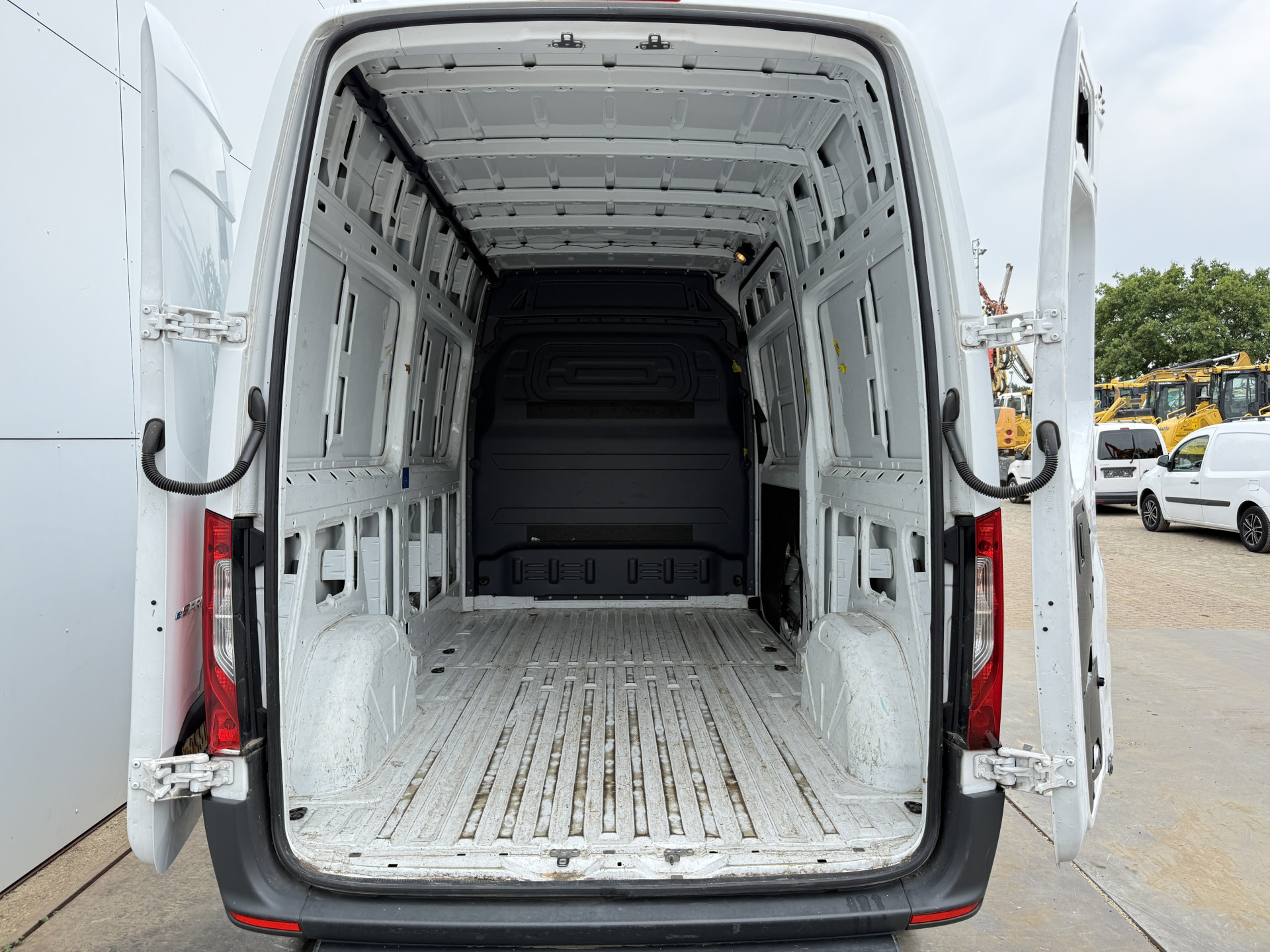 Mercedes-Benz eSprinter 312 55 kWh L2H2 Elektrisch 168 km WLTP 80kw Snelladen StoelverwarmingClimate Control