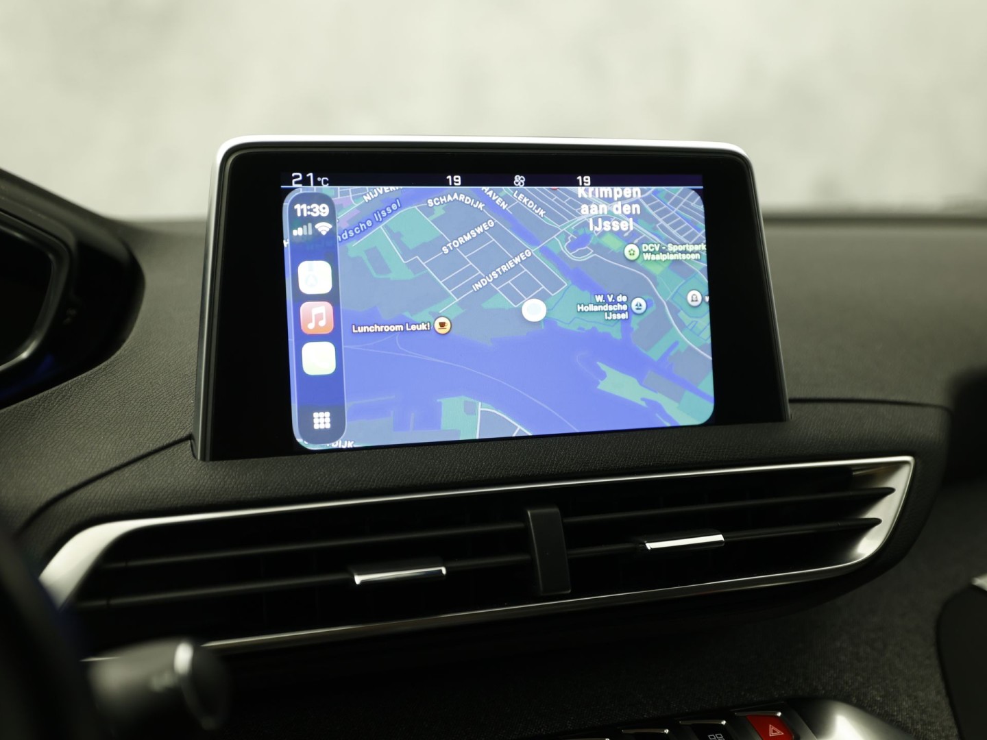 Peugeot 3008 1.2 PureTech Allure Sport Automaat (APPLE CARPLAY, GROOT NAVI, 360 CAMERA, STOELVERWARMING, LEDER, SPORTSTOELEN, ADAPTIVE CRUISE, GETINT GLAS, KEYLESS, NIEUWSTAAT)